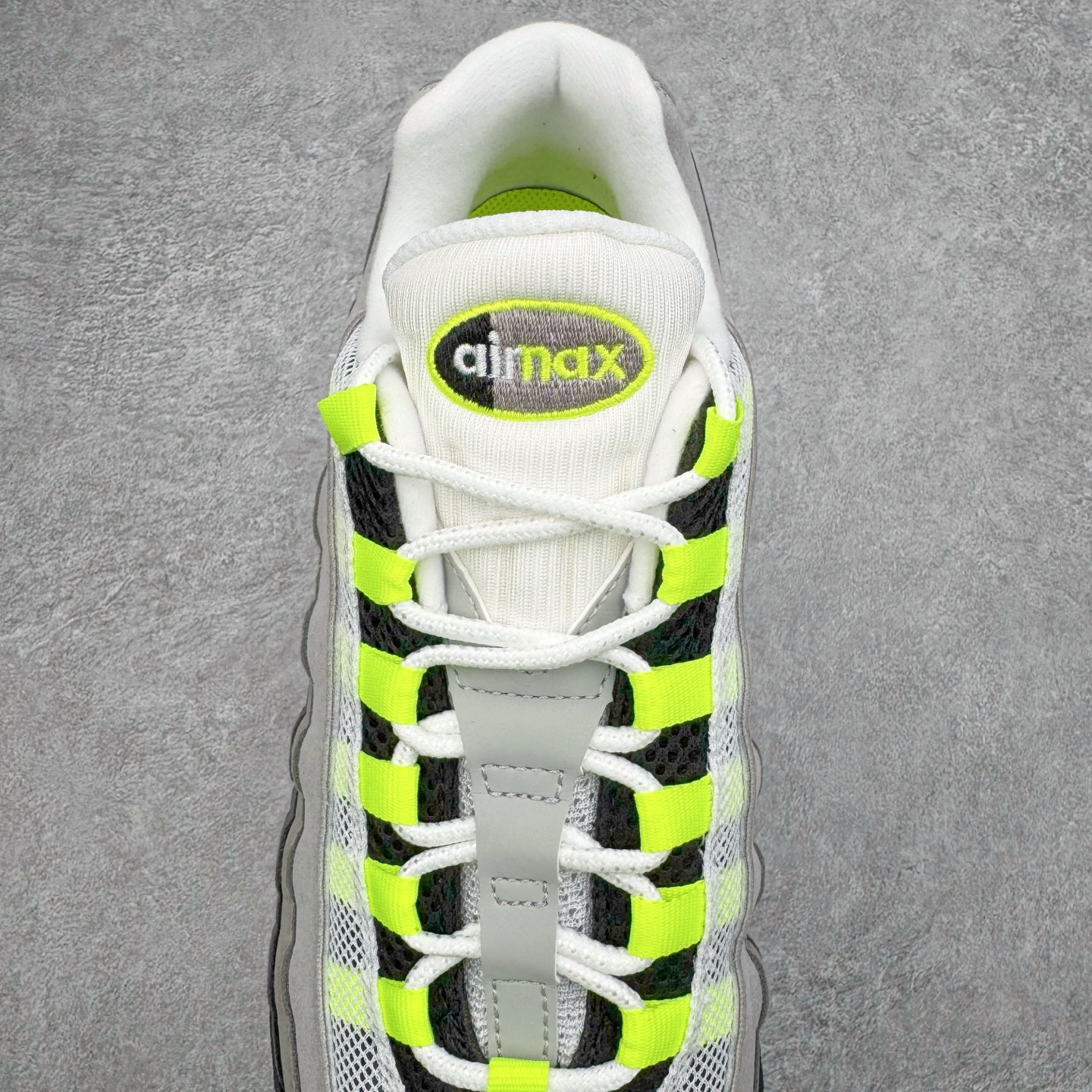 图片[5]-＃GX纯原 NK Air Max 95 复古减震气垫跑鞋 灰绿 HM4740-001 经典重温 外单专供大厂出品 品质稳定 一百余色 终端操作 鞋款设计灵感源于人体构造 中底设计基于人体的脊柱构造 是整体设计的核心 尼龙孔眼代表了肋骨 而分层式面板和网眼象征着肌肉纤维和肉体组织 Air Max 95采用了两个独立的吹塑成型的Air-Sole单元 并首次在前掌使用可视化气垫设计 Swoosh logo夜当作一个 点符号放在了鞋子的后帮位置 20年的发展让 AIR MAX 95有了不同的故事 20年后再度面向世人的时候 焕然一新的面貌 让人有了另外一种清新脱俗的感觉 尺码：40 40.5 41 42 42.5 43 44 44.5 45 45.5 46 47.5 48.5-选品中心