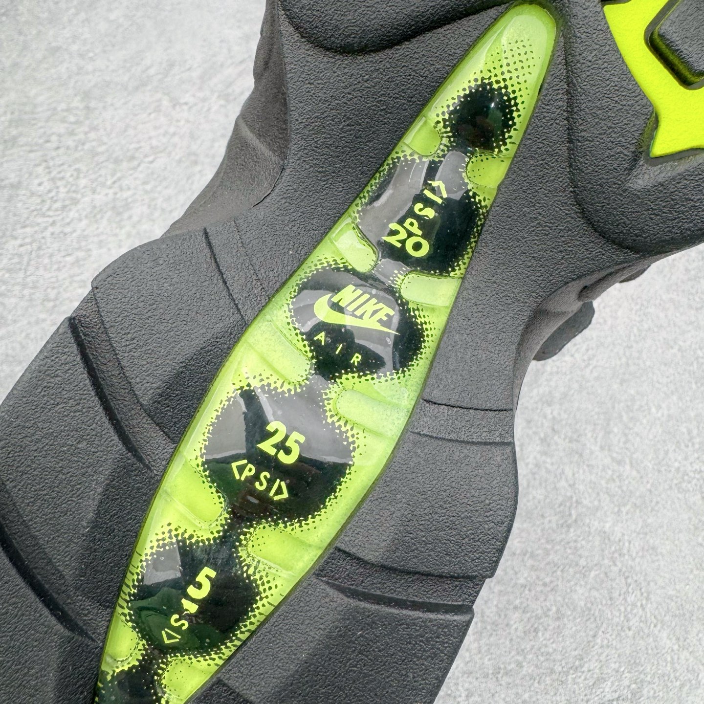 图片[22]-＃GX纯原 NK Air Max 95 复古减震气垫跑鞋 灰绿 HM4740-001 经典重温 外单专供大厂出品 品质稳定 一百余色 终端操作 鞋款设计灵感源于人体构造 中底设计基于人体的脊柱构造 是整体设计的核心 尼龙孔眼代表了肋骨 而分层式面板和网眼象征着肌肉纤维和肉体组织 Air Max 95采用了两个独立的吹塑成型的Air-Sole单元 并首次在前掌使用可视化气垫设计 Swoosh logo夜当作一个 点符号放在了鞋子的后帮位置 20年的发展让 AIR MAX 95有了不同的故事 20年后再度面向世人的时候 焕然一新的面貌 让人有了另外一种清新脱俗的感觉 尺码：40 40.5 41 42 42.5 43 44 44.5 45 45.5 46 47.5 48.5-选品中心