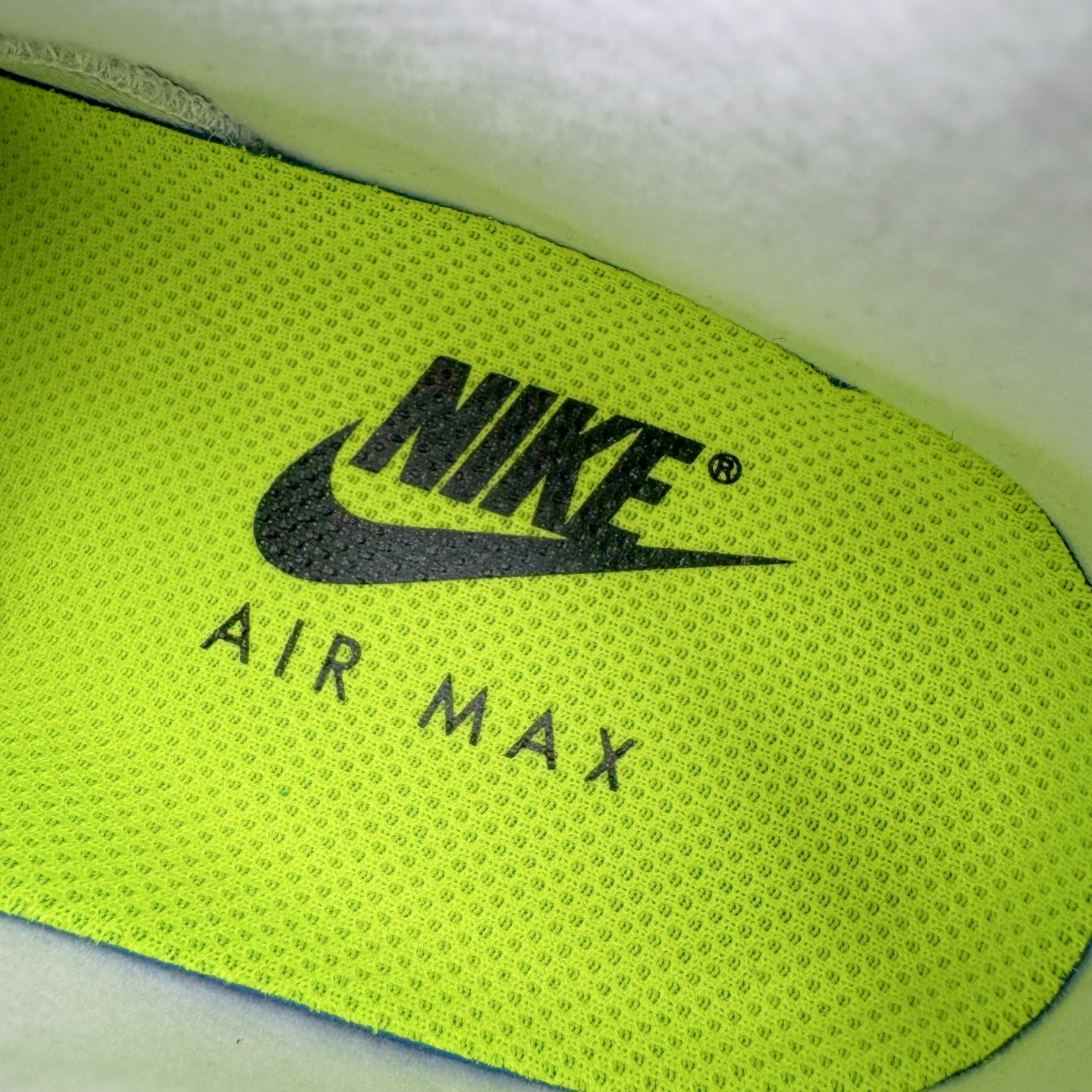 图片[11]-＃GX纯原 NK Air Max 95 复古减震气垫跑鞋 灰绿 HM4740-001 经典重温 外单专供大厂出品 品质稳定 一百余色 终端操作 鞋款设计灵感源于人体构造 中底设计基于人体的脊柱构造 是整体设计的核心 尼龙孔眼代表了肋骨 而分层式面板和网眼象征着肌肉纤维和肉体组织 Air Max 95采用了两个独立的吹塑成型的Air-Sole单元 并首次在前掌使用可视化气垫设计 Swoosh logo夜当作一个 点符号放在了鞋子的后帮位置 20年的发展让 AIR MAX 95有了不同的故事 20年后再度面向世人的时候 焕然一新的面貌 让人有了另外一种清新脱俗的感觉 尺码：40 40.5 41 42 42.5 43 44 44.5 45 45.5 46 47.5 48.5-选品中心