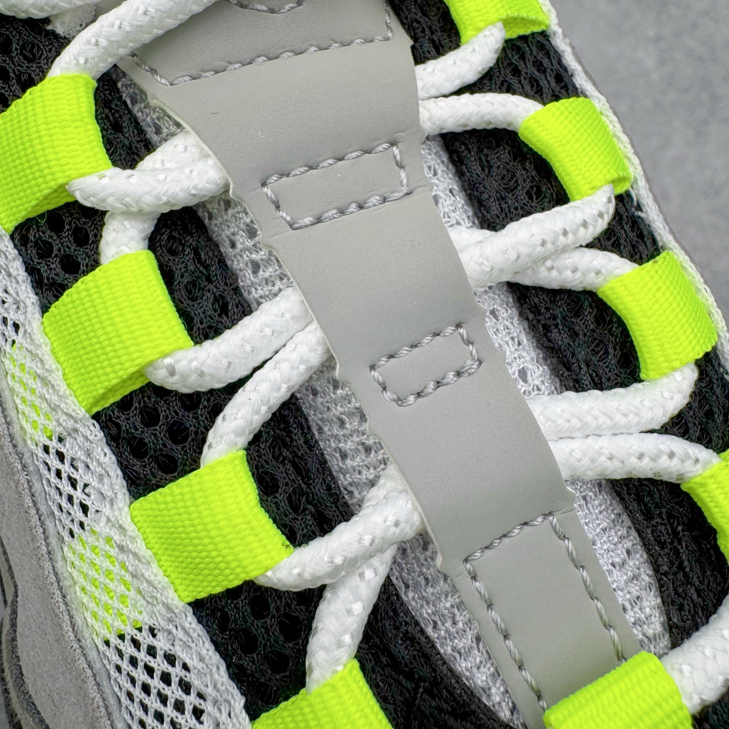 图片[14]-＃GX纯原 NK Air Max 95 复古减震气垫跑鞋 灰绿 HM4740-001 经典重温 外单专供大厂出品 品质稳定 一百余色 终端操作 鞋款设计灵感源于人体构造 中底设计基于人体的脊柱构造 是整体设计的核心 尼龙孔眼代表了肋骨 而分层式面板和网眼象征着肌肉纤维和肉体组织 Air Max 95采用了两个独立的吹塑成型的Air-Sole单元 并首次在前掌使用可视化气垫设计 Swoosh logo夜当作一个 点符号放在了鞋子的后帮位置 20年的发展让 AIR MAX 95有了不同的故事 20年后再度面向世人的时候 焕然一新的面貌 让人有了另外一种清新脱俗的感觉 尺码：40 40.5 41 42 42.5 43 44 44.5 45 45.5 46 47.5 48.5-选品中心