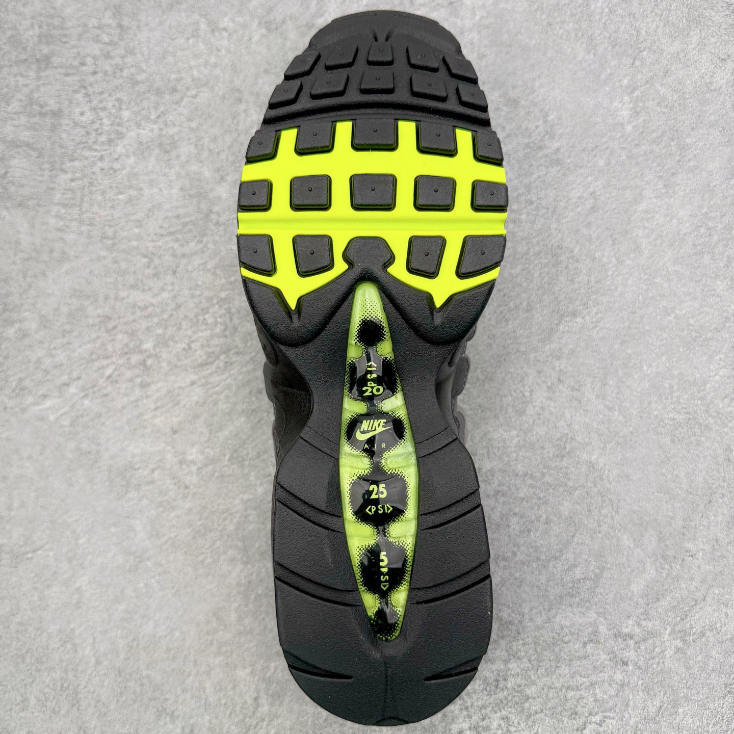 图片[9]-＃GX纯原 NK Air Max 95 复古减震气垫跑鞋 灰绿 HM4740-001 经典重温 外单专供大厂出品 品质稳定 一百余色 终端操作 鞋款设计灵感源于人体构造 中底设计基于人体的脊柱构造 是整体设计的核心 尼龙孔眼代表了肋骨 而分层式面板和网眼象征着肌肉纤维和肉体组织 Air Max 95采用了两个独立的吹塑成型的Air-Sole单元 并首次在前掌使用可视化气垫设计 Swoosh logo夜当作一个 点符号放在了鞋子的后帮位置 20年的发展让 AIR MAX 95有了不同的故事 20年后再度面向世人的时候 焕然一新的面貌 让人有了另外一种清新脱俗的感觉 尺码：40 40.5 41 42 42.5 43 44 44.5 45 45.5 46 47.5 48.5-选品中心