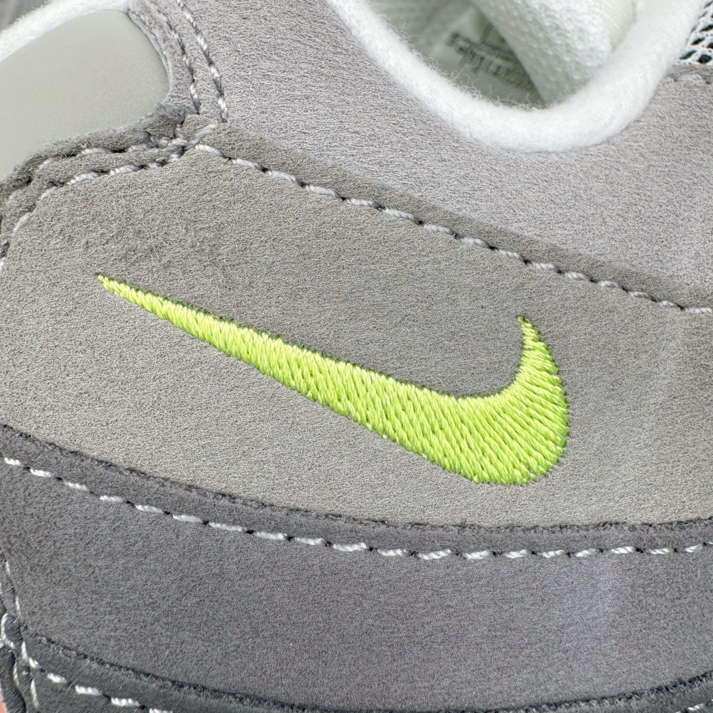 图片[18]-＃GX纯原 NK Air Max 95 复古减震气垫跑鞋 灰绿 HM4740-001 经典重温 外单专供大厂出品 品质稳定 一百余色 终端操作 鞋款设计灵感源于人体构造 中底设计基于人体的脊柱构造 是整体设计的核心 尼龙孔眼代表了肋骨 而分层式面板和网眼象征着肌肉纤维和肉体组织 Air Max 95采用了两个独立的吹塑成型的Air-Sole单元 并首次在前掌使用可视化气垫设计 Swoosh logo夜当作一个 点符号放在了鞋子的后帮位置 20年的发展让 AIR MAX 95有了不同的故事 20年后再度面向世人的时候 焕然一新的面貌 让人有了另外一种清新脱俗的感觉 尺码：40 40.5 41 42 42.5 43 44 44.5 45 45.5 46 47.5 48.5-选品中心