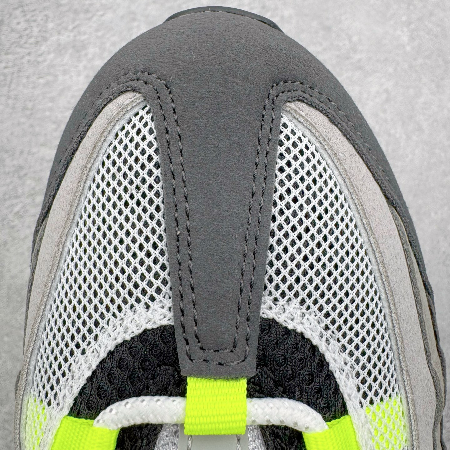 图片[15]-＃GX纯原 NK Air Max 95 复古减震气垫跑鞋 灰绿 HM4740-001 经典重温 外单专供大厂出品 品质稳定 一百余色 终端操作 鞋款设计灵感源于人体构造 中底设计基于人体的脊柱构造 是整体设计的核心 尼龙孔眼代表了肋骨 而分层式面板和网眼象征着肌肉纤维和肉体组织 Air Max 95采用了两个独立的吹塑成型的Air-Sole单元 并首次在前掌使用可视化气垫设计 Swoosh logo夜当作一个 点符号放在了鞋子的后帮位置 20年的发展让 AIR MAX 95有了不同的故事 20年后再度面向世人的时候 焕然一新的面貌 让人有了另外一种清新脱俗的感觉 尺码：40 40.5 41 42 42.5 43 44 44.5 45 45.5 46 47.5 48.5-选品中心