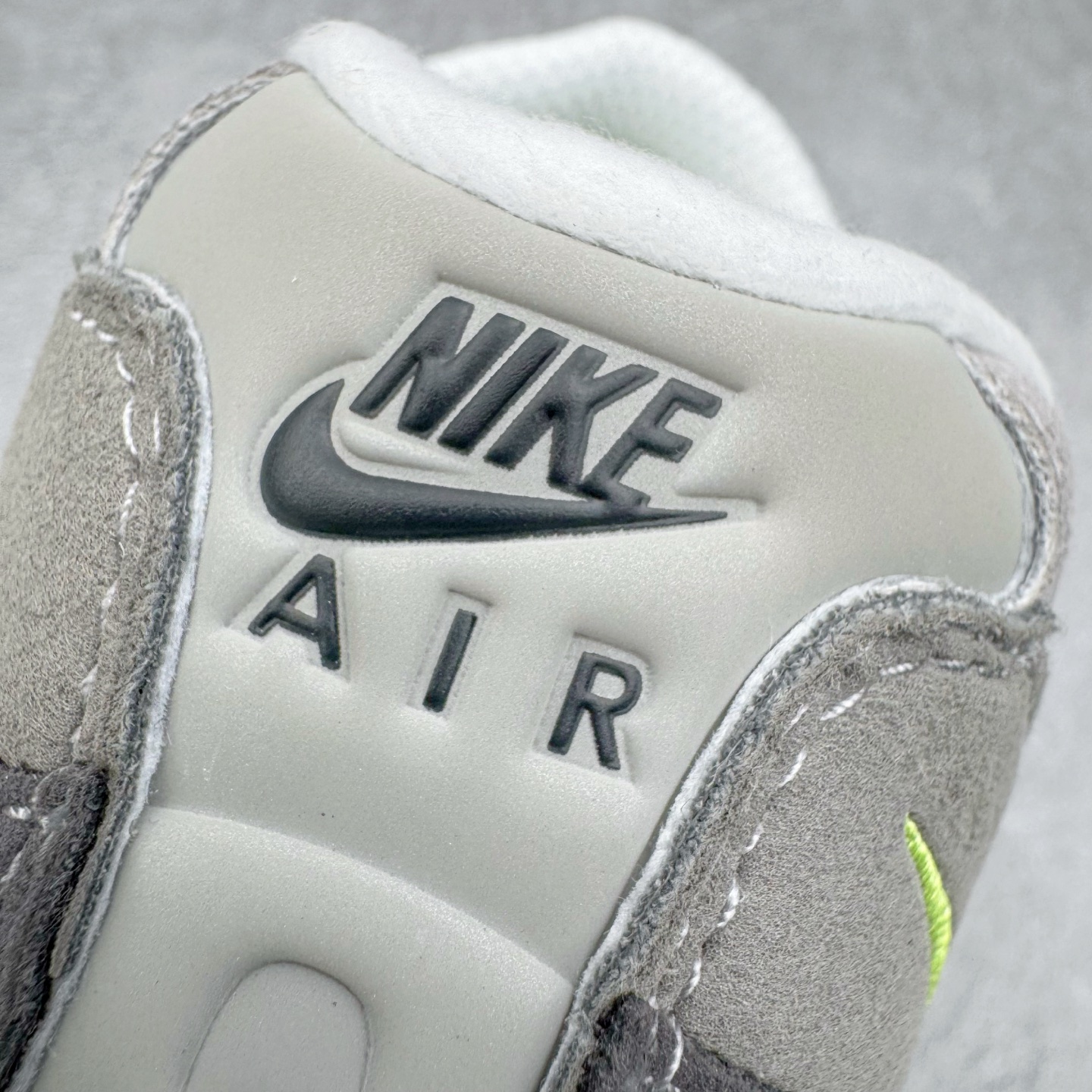 图片[16]-＃GX纯原 NK Air Max 95 复古减震气垫跑鞋 灰绿 HM4740-001 经典重温 外单专供大厂出品 品质稳定 一百余色 终端操作 鞋款设计灵感源于人体构造 中底设计基于人体的脊柱构造 是整体设计的核心 尼龙孔眼代表了肋骨 而分层式面板和网眼象征着肌肉纤维和肉体组织 Air Max 95采用了两个独立的吹塑成型的Air-Sole单元 并首次在前掌使用可视化气垫设计 Swoosh logo夜当作一个 点符号放在了鞋子的后帮位置 20年的发展让 AIR MAX 95有了不同的故事 20年后再度面向世人的时候 焕然一新的面貌 让人有了另外一种清新脱俗的感觉 尺码：40 40.5 41 42 42.5 43 44 44.5 45 45.5 46 47.5 48.5-选品中心