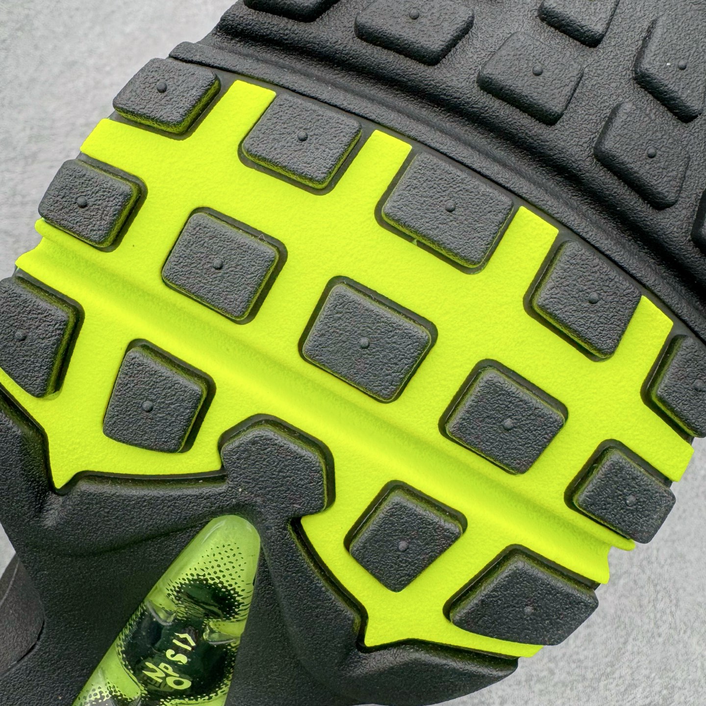 图片[21]-＃GX纯原 NK Air Max 95 复古减震气垫跑鞋 灰绿 HM4740-001 经典重温 外单专供大厂出品 品质稳定 一百余色 终端操作 鞋款设计灵感源于人体构造 中底设计基于人体的脊柱构造 是整体设计的核心 尼龙孔眼代表了肋骨 而分层式面板和网眼象征着肌肉纤维和肉体组织 Air Max 95采用了两个独立的吹塑成型的Air-Sole单元 并首次在前掌使用可视化气垫设计 Swoosh logo夜当作一个 点符号放在了鞋子的后帮位置 20年的发展让 AIR MAX 95有了不同的故事 20年后再度面向世人的时候 焕然一新的面貌 让人有了另外一种清新脱俗的感觉 尺码：40 40.5 41 42 42.5 43 44 44.5 45 45.5 46 47.5 48.5-选品中心