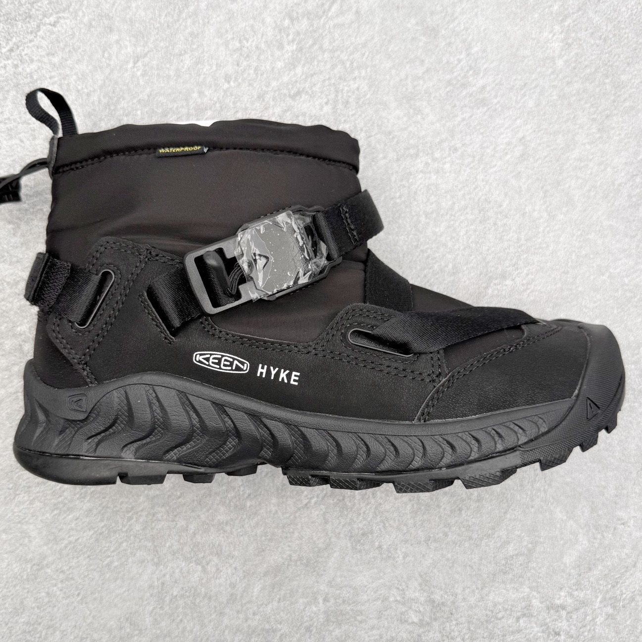 KEEN HOOD NXIS PULL ON WP 科恩保暖耐磨 时尚舒适 短筒 雪地靴 KEEN诞生于2003年的美国人气户外品牌，以一双“保护脚趾”且能涉足水域的户外凉鞋NEWPORT诞生为契机，开启原创制鞋之路。KEEN相信，天空之下即是户外，因为户外不一定是极具挑战性的独自冒险，也可以是与朋友、家人和宠物一同分享外面的世界。同时，KEEN从诞生之初便始终贯彻环保制鞋的理念，不断创造出优秀的原创奇履。脚踏实地，致力向善。我们想和世界产生更多交集为世界减少更多负担，和你趣户外、趣做自己、趣环保让地球和生活都变得更美好。尺码：36 36.5 37.5 38 38.5 39-选品中心