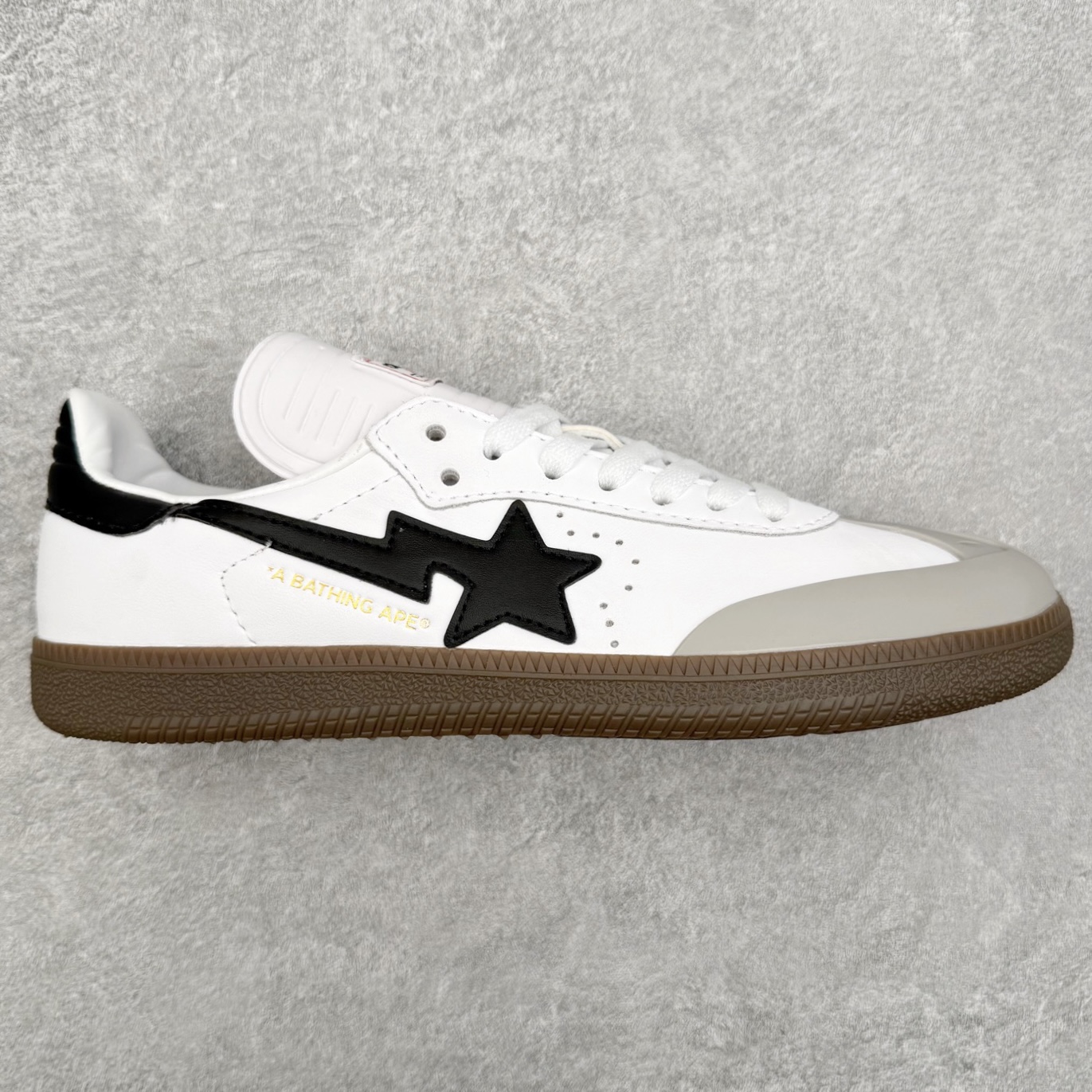 AD Original Samba OG 复古经典轻便板鞋 JR9245 口碑大厂出品 品控大底版型不断改良更新 全套原纸板楦头开发 确保原汁原味 完美呈现桑巴版型 一比一鞋头弧度高度鞋身弧度 此版本只针对中端市场 皮料材质有所更替 其他数据细节工艺流程均保持一致 绝不口嗨 细节品控鞋型随意对比 正确烫金高频细节 原装纳米超迁皮料 独家私模橡胶大底 原盒原配 这款桑巴鞋展示了高质量的工艺 带有装饰的超锁缝制和无缝的手感 柔软、柔软的皮革造型和标志性的3条纹完成了精致的外观 正规合身鞋带 鞋面上有绒面鞋垫 橡胶鞋底 享受正畸套筒软感 自50年代首次亮相以来就一直在赢得粉丝的青睐 尺码：35.5 36 36.5 37.5 38 38.5 39 40 40.5 41 42 42.5 43 44 44.5 45-选品中心