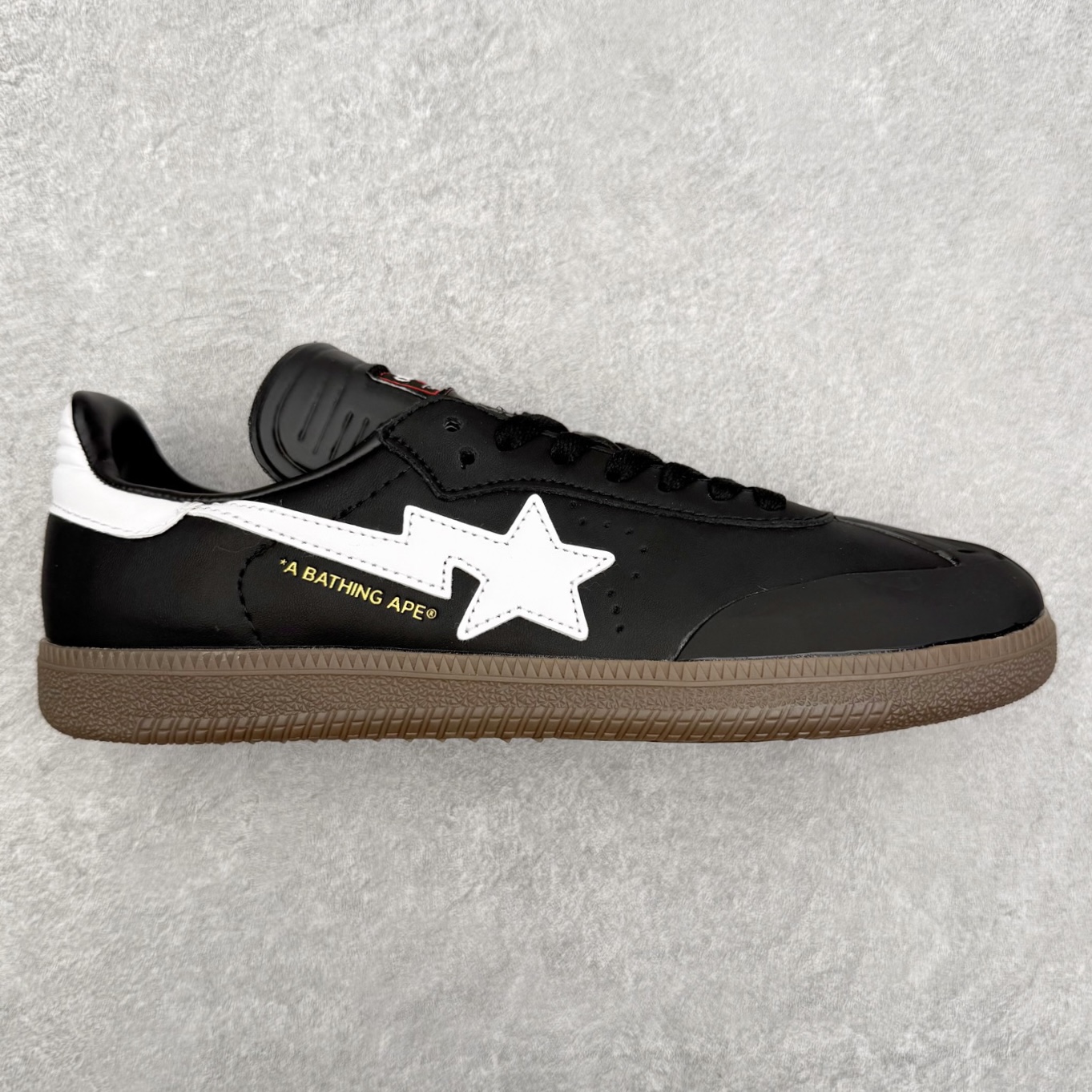 AD Original Samba OG 复古经典轻便板鞋 JR9245 口碑大厂出品 品控大底版型不断改良更新 全套原纸板楦头开发 确保原汁原味 完美呈现桑巴版型 一比一鞋头弧度高度鞋身弧度 此版本只针对中端市场 皮料材质有所更替 其他数据细节工艺流程均保持一致 绝不口嗨 细节品控鞋型随意对比 正确烫金高频细节 原装纳米超迁皮料 独家私模橡胶大底 原盒原配 这款桑巴鞋展示了高质量的工艺 带有装饰的超锁缝制和无缝的手感 柔软、柔软的皮革造型和标志性的3条纹完成了精致的外观 正规合身鞋带 鞋面上有绒面鞋垫 橡胶鞋底 享受正畸套筒软感 自50年代首次亮相以来就一直在赢得粉丝的青睐 尺码：35.5 36 36.5 37.5 38 38.5 39 40 40.5 41 42 42.5 43 44 44.5 45-选品中心