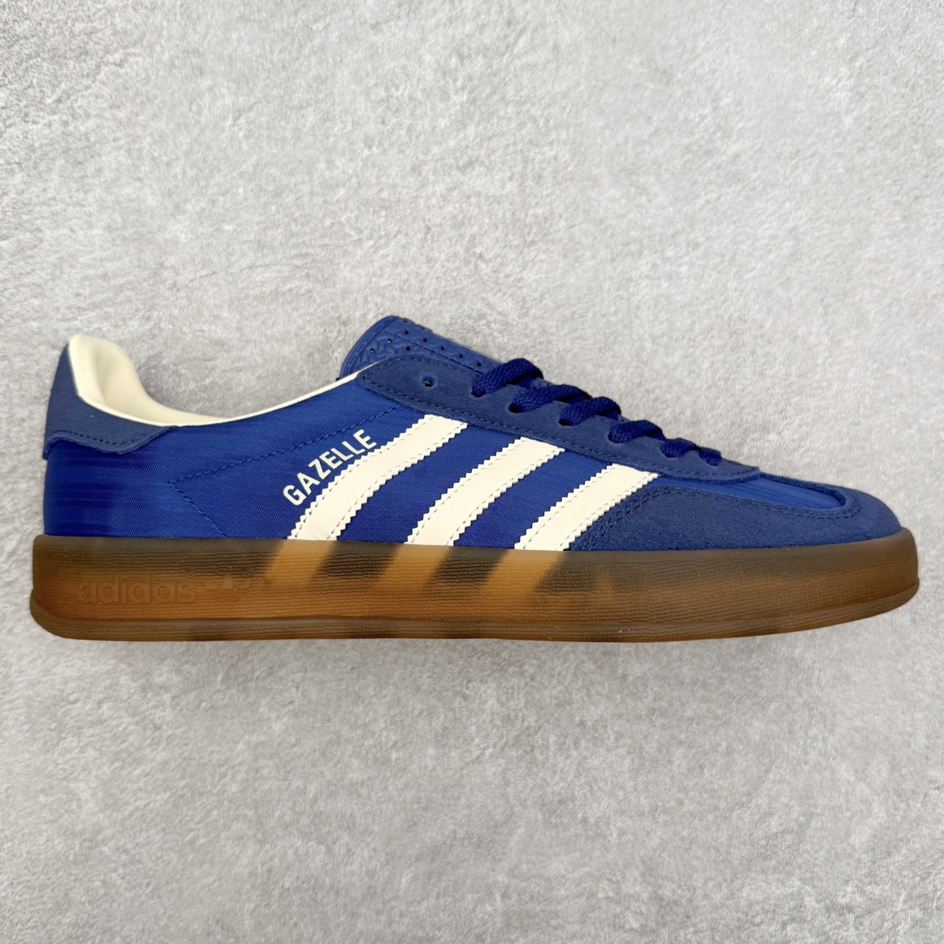 AD Gazelle Indoor Trainers 羚羊内训系列低帮复古百搭休闲运动德训风板鞋 JS1410 90年代经典的复刻版！自60年代以足球训练鞋面世以来,Gazelle就以其经典设计席卷全球。1991年版本的复刻,再造经典Gazelle。采用皮革打造,搭配浊色细节,让这款经典更加简约。尺码：36 36⅔ 37⅓ 38 38⅔ 39⅓ 40 40⅔ 41⅓ 42 42⅔ 43⅓ 44⅓ 44⅔ 45-选品中心