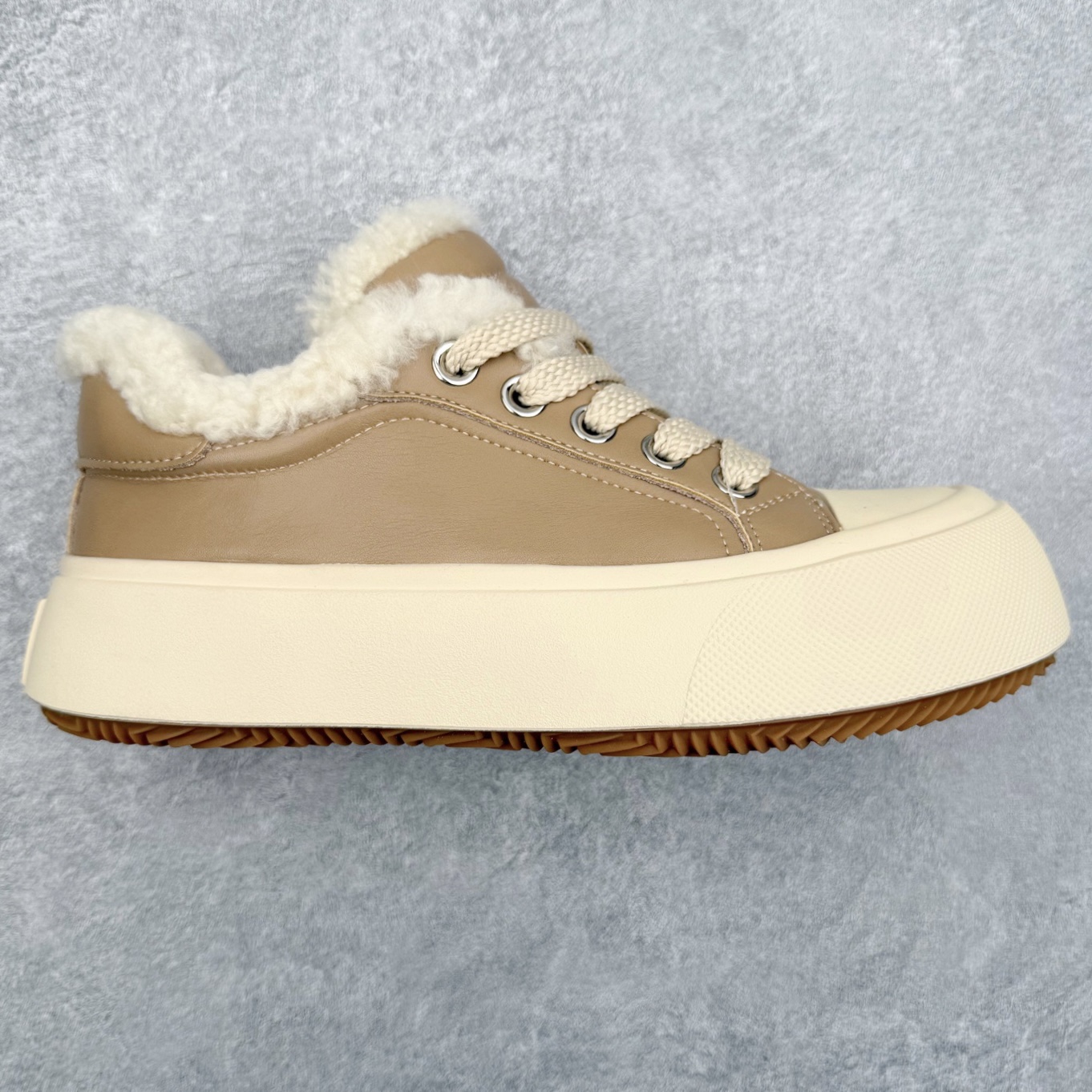 GG-CC 保暖休闲毛毛鞋 百搭通勤轻便舒适 包裹性增高防滑 低帮 加绒板鞋 女款 实拍调校N版已经零色差零失真 百分百还原实物色彩所见即所得 不存在货不对板色差等低级问题 选购参考实物拍摄 不混卖不参货 只用心做好货严格选品 承诺混一赔十 尺码：35 36 37 38 39 40-选品中心