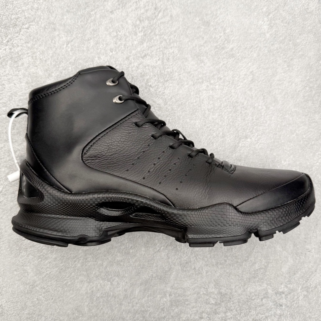 Ecco爱步 Biom C 牛皮 轻盈舒适及踝高帮户外靴 ECCO以三大核心特征为依托：北欧设计风格、鞋履制作、积极的生活方式。北欧设计风格：北欧设计特点是独特、有格调、实用和简约，并且品质优良。鞋履制作：ECCO钟爱鞋履制作以及一切与鞋履制作相关的事物。积极的生活方式：ECCO的创始人希望制作出的鞋履无需磨合，即可完美贴合脚型，帮助人们享受行走的乐趣。ECCO的成功源自其产品质量和创新的技术水平，恪守“鞋遵循双足”的设计理念，将的舒适度和风格融为一体。ECCO跑遍全世界寻找创新的原料。从制革制鞋一体化的设置，源头上控制皮革质量，确保对人体无害。 尺码：38 39 40 41 42 43 44 （皮鞋码）-选品中心