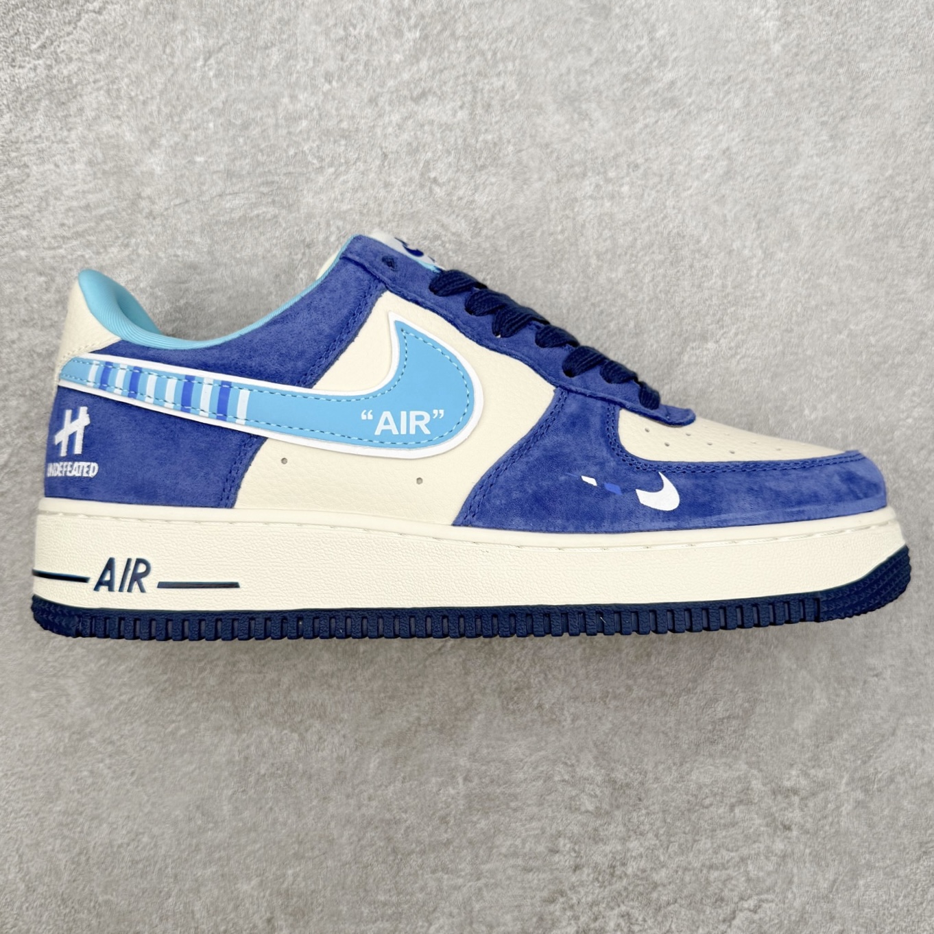 NK Air Force 1´07 Low 空军一号低帮百搭休闲运动板鞋 SY1388-003 柔软、弹性十足的缓震性能和出色的中底设计 横跨复古与现代的外型结合 造就出风靡全球 三十多年的Force 1 直到今天还深受青睐 实拍调校N版已经零色差零失真 百分百还原实物色彩所见即所得 不存在货不对板色差等低级问题 选购参考实物拍摄 不混卖不参货 只用心做好货严格选品 承诺混一赔十 尺码：36 36.5 37.5 38 38.5 39 40 40.5 41 42 42.5 43 44 44.5 45-选品中心