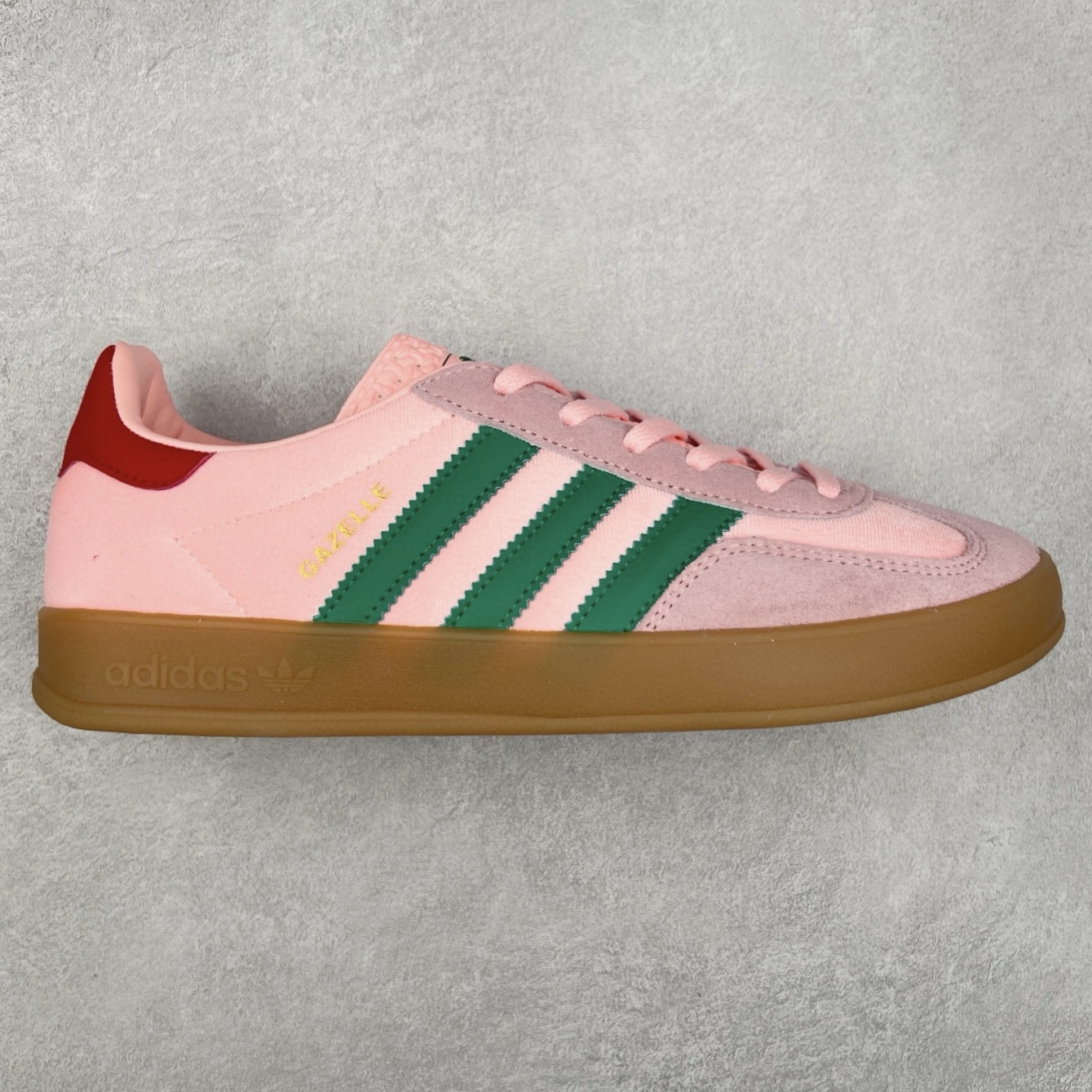 ＃纯原福利 AD Original Gazelle Indoor Trainers 瞪羚室内鞋系列低帮复古百搭休闲运动德训风板鞋 JI2717 长期补货超性价比特供批次 原厂定制长毛翻毛皮组合环保纤维革鞋面材质 内置环保海玻璃鞋垫 外置RB橡胶大底 产品品控稳定性领先行业 原厂全套原楦原纸板冲刀磨具开发 原厂皮料加持 原厂港宝加持定型后跟R度完美 将复古进行到底 简约流畅 三十年不变经典 这款Gazelle运动鞋 无论面料、配色、质感或设计 都只在重现其1991年原款的经典 皮革鞋面 撞色三条纹和鞋跟标的设计 力求呈现90年代的经典复古风潮 Samba火热的同时 也带动了其它的复古鞋型 Gazelle便是其中一只 Gazelle Indoor拥有包边更宽的T字型鞋头 更好的保护运动员的前掌 浓浓的复古氛围感 非常适合现在流行的Cleanfit风格 尺码：35 36 36⅔ 37⅓ 38 38⅔ 39⅓ 40 40⅔ 41⅓ 42 42⅔ 43⅓ 44 44⅔ 45-选品中心