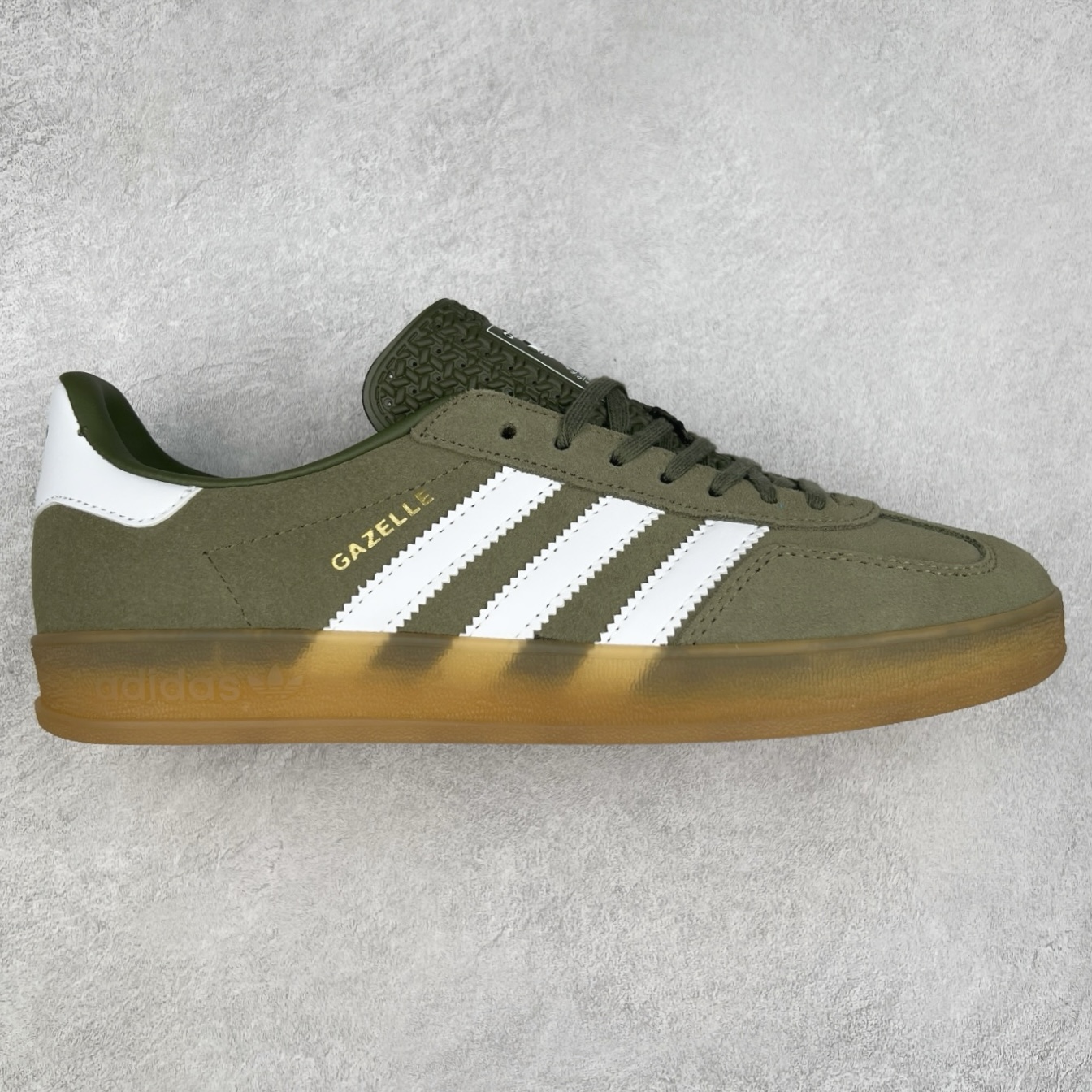 ＃纯原福利 AD Original Gazelle Indoor Trainers 瞪羚室内鞋系列低帮复古百搭休闲运动德训风板鞋 JI2717 长期补货超性价比特供批次 原厂定制长毛翻毛皮组合环保纤维革鞋面材质 内置环保海玻璃鞋垫 外置RB橡胶大底 产品品控稳定性领先行业 原厂全套原楦原纸板冲刀磨具开发 原厂皮料加持 原厂港宝加持定型后跟R度完美 将复古进行到底 简约流畅 三十年不变经典 这款Gazelle运动鞋 无论面料、配色、质感或设计 都只在重现其1991年原款的经典 皮革鞋面 撞色三条纹和鞋跟标的设计 力求呈现90年代的经典复古风潮 Samba火热的同时 也带动了其它的复古鞋型 Gazelle便是其中一只 Gazelle Indoor拥有包边更宽的T字型鞋头 更好的保护运动员的前掌 浓浓的复古氛围感 非常适合现在流行的Cleanfit风格 尺码：35 36 36⅔ 37⅓ 38 38⅔ 39⅓ 40 40⅔ 41⅓ 42 42⅔ 43⅓ 44 44⅔ 45-选品中心
