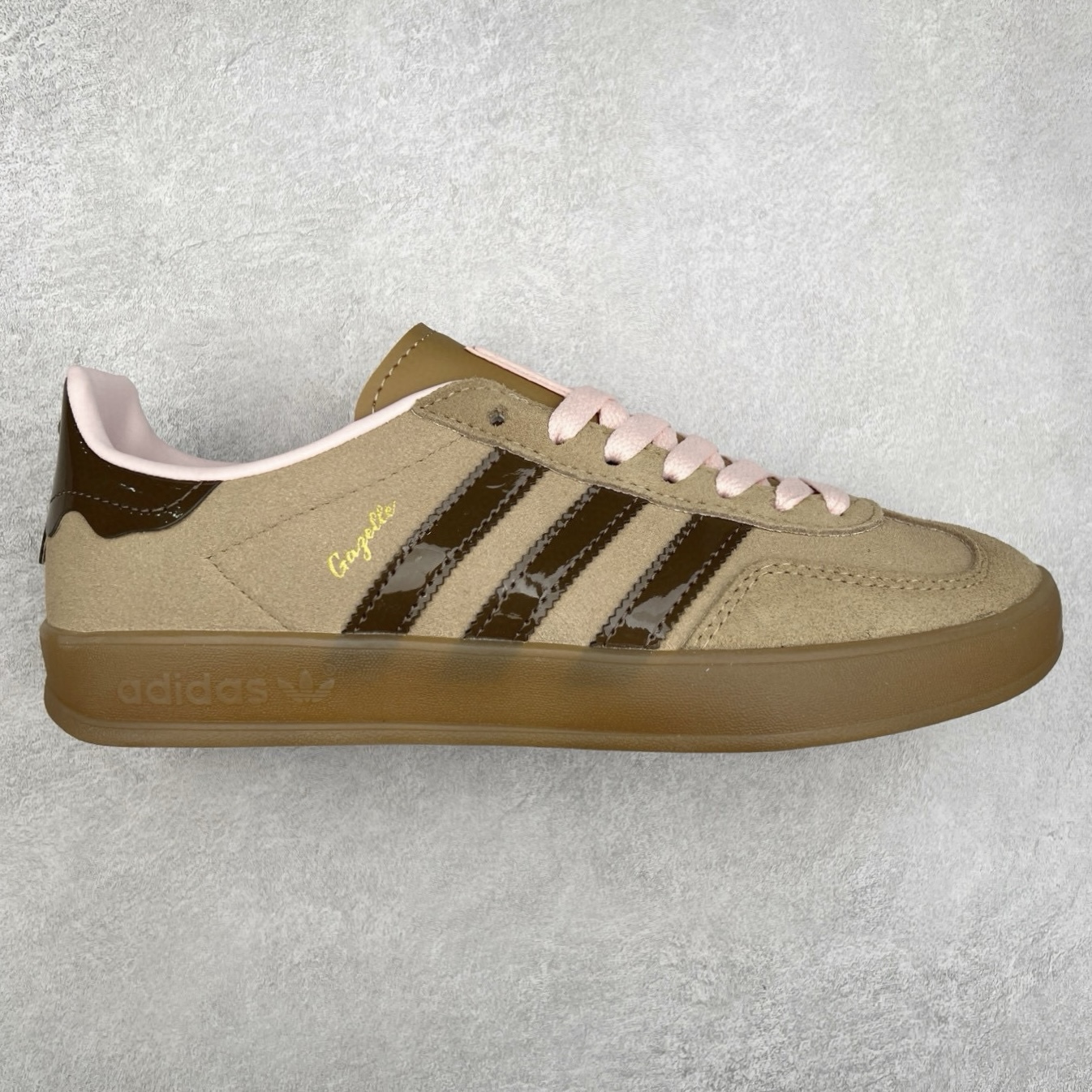 ＃纯原福利 AD Original Gazelle Indoor Trainers 瞪羚室内鞋系列低帮复古百搭休闲运动德训风板鞋 JI2717 长期补货超性价比特供批次 原厂定制长毛翻毛皮组合环保纤维革鞋面材质 内置环保海玻璃鞋垫 外置RB橡胶大底 产品品控稳定性领先行业 原厂全套原楦原纸板冲刀磨具开发 原厂皮料加持 原厂港宝加持定型后跟R度完美 将复古进行到底 简约流畅 三十年不变经典 这款Gazelle运动鞋 无论面料、配色、质感或设计 都只在重现其1991年原款的经典 皮革鞋面 撞色三条纹和鞋跟标的设计 力求呈现90年代的经典复古风潮 Samba火热的同时 也带动了其它的复古鞋型 Gazelle便是其中一只 Gazelle Indoor拥有包边更宽的T字型鞋头 更好的保护运动员的前掌 浓浓的复古氛围感 非常适合现在流行的Cleanfit风格 尺码：35 36 36⅔ 37⅓ 38 38⅔ 39⅓ 40 40⅔ 41⅓ 42 42⅔ 43⅓ 44 44⅔ 45-选品中心