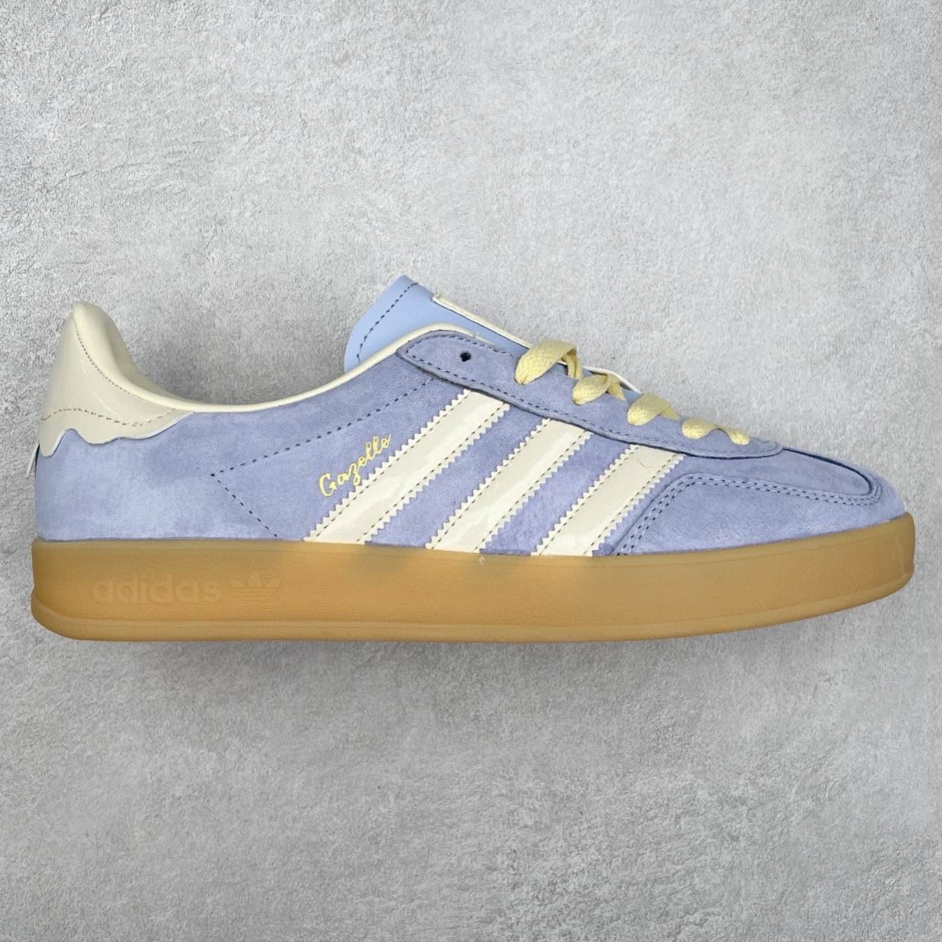 ＃纯原福利 AD Original Gazelle Indoor Trainers 瞪羚室内鞋系列低帮复古百搭休闲运动德训风板鞋 JI2717 长期补货超性价比特供批次 原厂定制长毛翻毛皮组合环保纤维革鞋面材质 内置环保海玻璃鞋垫 外置RB橡胶大底 产品品控稳定性领先行业 原厂全套原楦原纸板冲刀磨具开发 原厂皮料加持 原厂港宝加持定型后跟R度完美 将复古进行到底 简约流畅 三十年不变经典 这款Gazelle运动鞋 无论面料、配色、质感或设计 都只在重现其1991年原款的经典 皮革鞋面 撞色三条纹和鞋跟标的设计 力求呈现90年代的经典复古风潮 Samba火热的同时 也带动了其它的复古鞋型 Gazelle便是其中一只 Gazelle Indoor拥有包边更宽的T字型鞋头 更好的保护运动员的前掌 浓浓的复古氛围感 非常适合现在流行的Cleanfit风格 尺码：35 36 36⅔ 37⅓ 38 38⅔ 39⅓ 40 40⅔ 41⅓ 42 42⅔ 43⅓ 44 44⅔ 45-选品中心