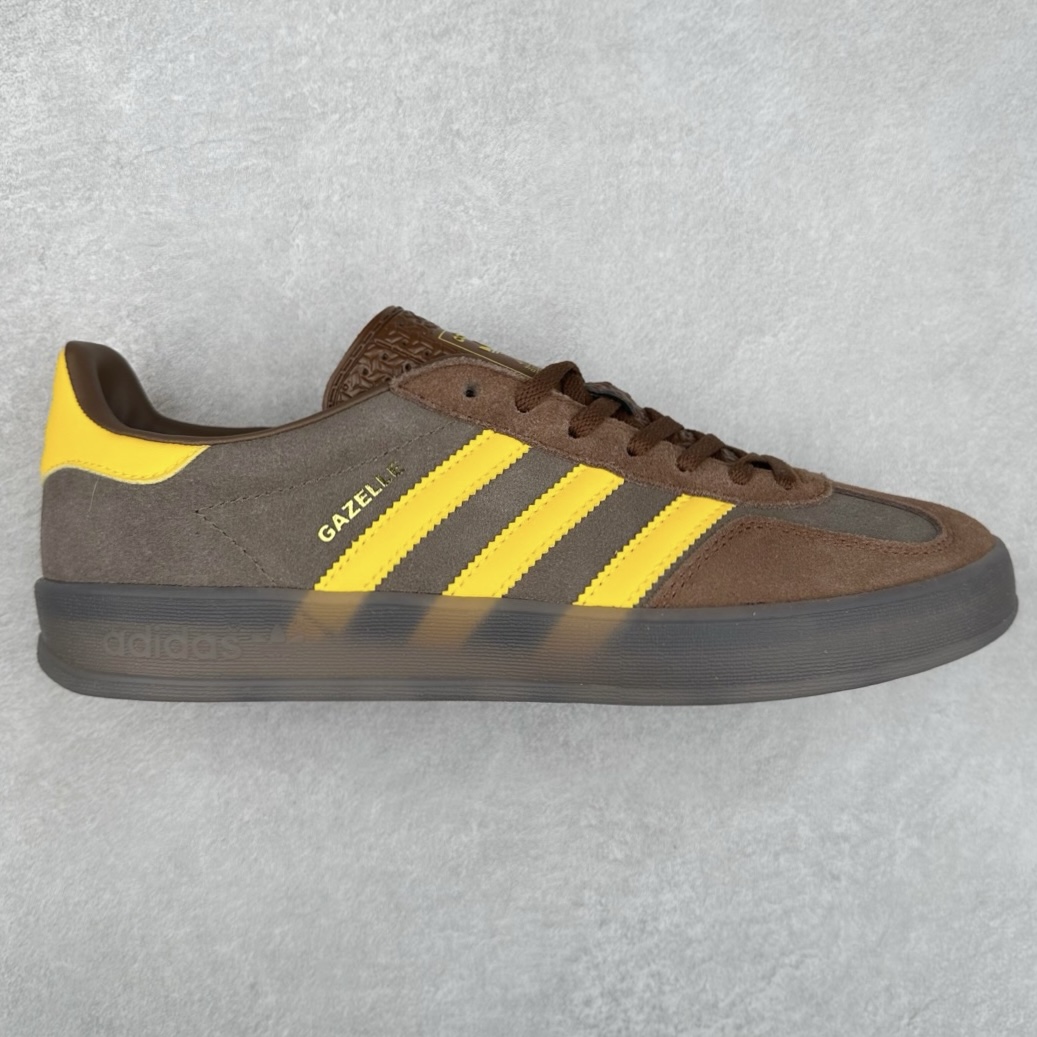 ＃纯原福利 AD Original Gazelle Indoor Trainers 瞪羚室内鞋系列低帮复古百搭休闲运动德训风板鞋 JI2717 长期补货超性价比特供批次 原厂定制长毛翻毛皮组合环保纤维革鞋面材质 内置环保海玻璃鞋垫 外置RB橡胶大底 产品品控稳定性领先行业 原厂全套原楦原纸板冲刀磨具开发 原厂皮料加持 原厂港宝加持定型后跟R度完美 将复古进行到底 简约流畅 三十年不变经典 这款Gazelle运动鞋 无论面料、配色、质感或设计 都只在重现其1991年原款的经典 皮革鞋面 撞色三条纹和鞋跟标的设计 力求呈现90年代的经典复古风潮 Samba火热的同时 也带动了其它的复古鞋型 Gazelle便是其中一只 Gazelle Indoor拥有包边更宽的T字型鞋头 更好的保护运动员的前掌 浓浓的复古氛围感 非常适合现在流行的Cleanfit风格 尺码：35 36 36⅔ 37⅓ 38 38⅔ 39⅓ 40 40⅔ 41⅓ 42 42⅔ 43⅓ 44 44⅔ 45-选品中心