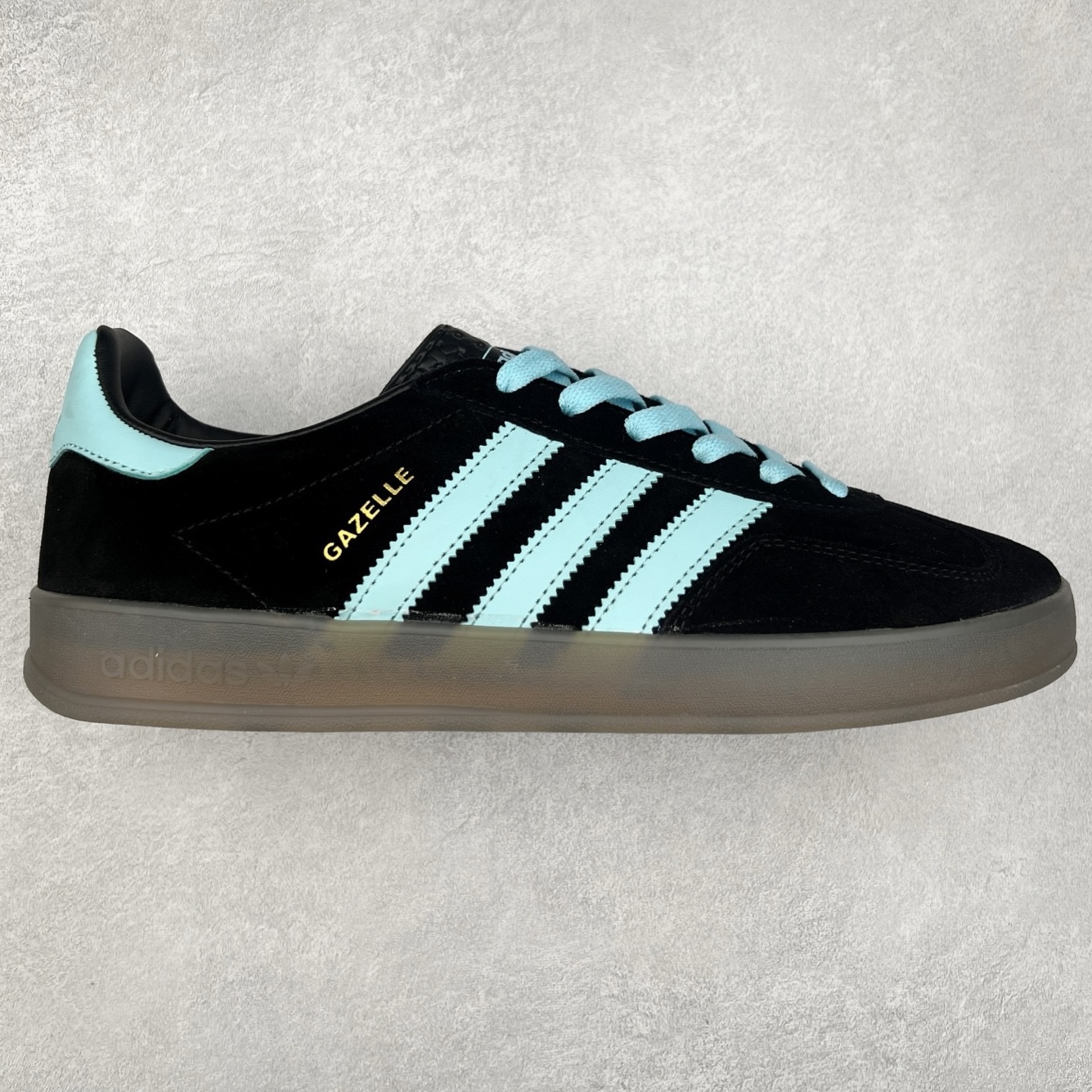 ＃纯原福利 AD Original Gazelle Indoor Trainers 瞪羚室内鞋系列低帮复古百搭休闲运动德训风板鞋 JI2717 长期补货超性价比特供批次 原厂定制长毛翻毛皮组合环保纤维革鞋面材质 内置环保海玻璃鞋垫 外置RB橡胶大底 产品品控稳定性领先行业 原厂全套原楦原纸板冲刀磨具开发 原厂皮料加持 原厂港宝加持定型后跟R度完美 将复古进行到底 简约流畅 三十年不变经典 这款Gazelle运动鞋 无论面料、配色、质感或设计 都只在重现其1991年原款的经典 皮革鞋面 撞色三条纹和鞋跟标的设计 力求呈现90年代的经典复古风潮 Samba火热的同时 也带动了其它的复古鞋型 Gazelle便是其中一只 Gazelle Indoor拥有包边更宽的T字型鞋头 更好的保护运动员的前掌 浓浓的复古氛围感 非常适合现在流行的Cleanfit风格 尺码：35 36 36⅔ 37⅓ 38 38⅔ 39⅓ 40 40⅔ 41⅓ 42 42⅔ 43⅓ 44 44⅔ 45-选品中心