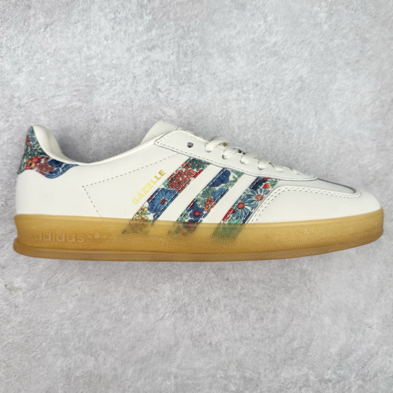 ＃纯原福利 AD Original Gazelle Indoor Trainers 瞪羚室内鞋系列低帮复古百搭休闲运动德训风板鞋 JI2717 长期补货超性价比特供批次 原厂定制长毛翻毛皮组合环保纤维革鞋面材质 内置环保海玻璃鞋垫 外置RB橡胶大底 产品品控稳定性领先行业 原厂全套原楦原纸板冲刀磨具开发 原厂皮料加持 原厂港宝加持定型后跟R度完美 将复古进行到底 简约流畅 三十年不变经典 这款Gazelle运动鞋 无论面料、配色、质感或设计 都只在重现其1991年原款的经典 皮革鞋面 撞色三条纹和鞋跟标的设计 力求呈现90年代的经典复古风潮 Samba火热的同时 也带动了其它的复古鞋型 Gazelle便是其中一只 Gazelle Indoor拥有包边更宽的T字型鞋头 更好的保护运动员的前掌 浓浓的复古氛围感 非常适合现在流行的Cleanfit风格 尺码：35 36 36⅔ 37⅓ 38 38⅔ 39⅓ 40 40⅔ 41⅓ 42 42⅔ 43⅓ 44 44⅔ 45-选品中心