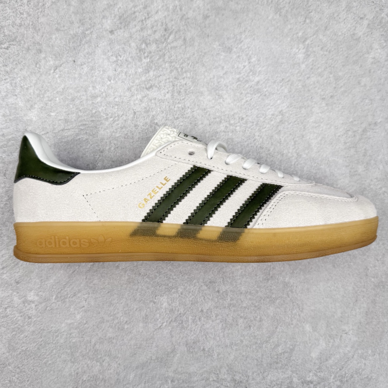 ＃纯原福利 AD Original Gazelle Indoor Trainers 瞪羚室内鞋系列低帮复古百搭休闲运动德训风板鞋 JI2717 长期补货超性价比特供批次 原厂定制长毛翻毛皮组合环保纤维革鞋面材质 内置环保海玻璃鞋垫 外置RB橡胶大底 产品品控稳定性领先行业 原厂全套原楦原纸板冲刀磨具开发 原厂皮料加持 原厂港宝加持定型后跟R度完美 将复古进行到底 简约流畅 三十年不变经典 这款Gazelle运动鞋 无论面料、配色、质感或设计 都只在重现其1991年原款的经典 皮革鞋面 撞色三条纹和鞋跟标的设计 力求呈现90年代的经典复古风潮 Samba火热的同时 也带动了其它的复古鞋型 Gazelle便是其中一只 Gazelle Indoor拥有包边更宽的T字型鞋头 更好的保护运动员的前掌 浓浓的复古氛围感 非常适合现在流行的Cleanfit风格 尺码：35 36 36⅔ 37⅓ 38 38⅔ 39⅓ 40 40⅔ 41⅓ 42 42⅔ 43⅓ 44 44⅔ 45-选品中心