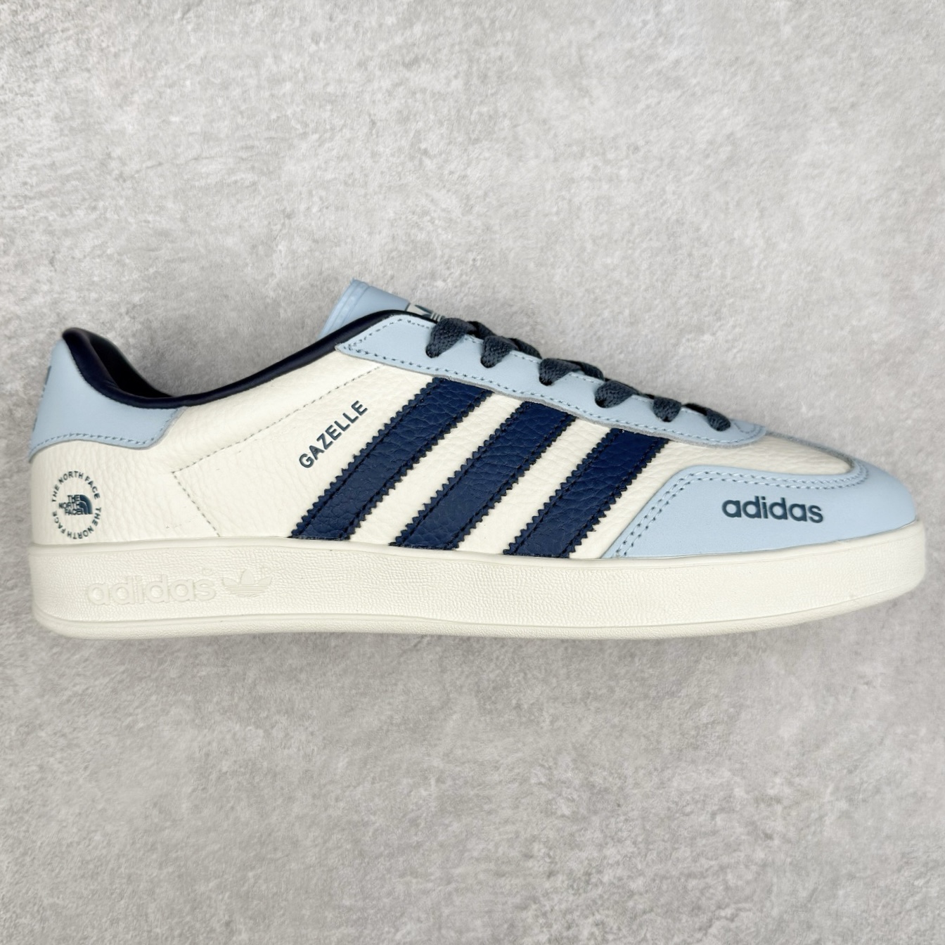 ＃纯原福利 AD Original Gazelle Indoor Trainers 瞪羚室内鞋系列低帮复古百搭休闲运动德训风板鞋 JI2717 长期补货超性价比特供批次 原厂定制长毛翻毛皮组合环保纤维革鞋面材质 内置环保海玻璃鞋垫 外置RB橡胶大底 产品品控稳定性领先行业 原厂全套原楦原纸板冲刀磨具开发 原厂皮料加持 原厂港宝加持定型后跟R度完美 将复古进行到底 简约流畅 三十年不变经典 这款Gazelle运动鞋 无论面料、配色、质感或设计 都只在重现其1991年原款的经典 皮革鞋面 撞色三条纹和鞋跟标的设计 力求呈现90年代的经典复古风潮 Samba火热的同时 也带动了其它的复古鞋型 Gazelle便是其中一只 Gazelle Indoor拥有包边更宽的T字型鞋头 更好的保护运动员的前掌 浓浓的复古氛围感 非常适合现在流行的Cleanfit风格 尺码：35 36 36⅔ 37⅓ 38 38⅔ 39⅓ 40 40⅔ 41⅓ 42 42⅔ 43⅓ 44 44⅔ 45-选品中心