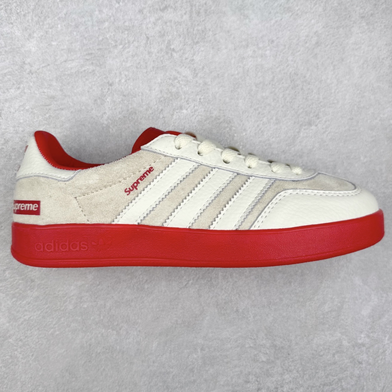 ＃纯原福利 AD Original Gazelle Indoor Trainers 瞪羚室内鞋系列低帮复古百搭休闲运动德训风板鞋 JI2717 长期补货超性价比特供批次 原厂定制长毛翻毛皮组合环保纤维革鞋面材质 内置环保海玻璃鞋垫 外置RB橡胶大底 产品品控稳定性领先行业 原厂全套原楦原纸板冲刀磨具开发 原厂皮料加持 原厂港宝加持定型后跟R度完美 将复古进行到底 简约流畅 三十年不变经典 这款Gazelle运动鞋 无论面料、配色、质感或设计 都只在重现其1991年原款的经典 皮革鞋面 撞色三条纹和鞋跟标的设计 力求呈现90年代的经典复古风潮 Samba火热的同时 也带动了其它的复古鞋型 Gazelle便是其中一只 Gazelle Indoor拥有包边更宽的T字型鞋头 更好的保护运动员的前掌 浓浓的复古氛围感 非常适合现在流行的Cleanfit风格 尺码：35 36 36⅔ 37⅓ 38 38⅔ 39⅓ 40 40⅔ 41⅓ 42 42⅔ 43⅓ 44 44⅔ 45-选品中心