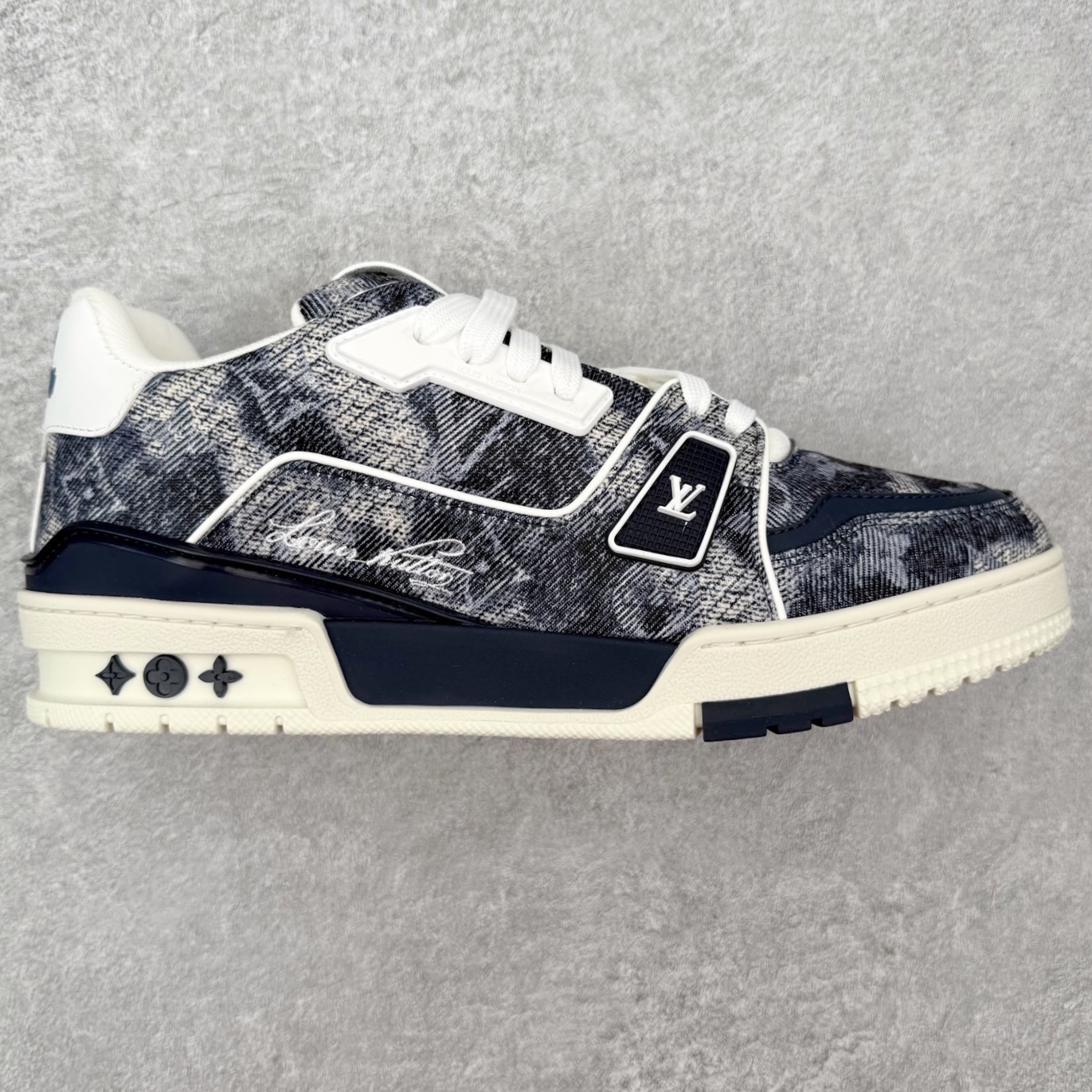 ＃FS Louis Vuitton Trainer lv时装走秀运动鞋 完美鞋型超高的清洁度 零毛边线头瑕疵 全套原楦原纸版原鞋开模 全网最具灵魂的版型 正确原装黄色鞋盒 正确中底印花 鞋面印花3D高频深度立体 全鞋电脑针车 紧密相连 针距密度一致 环保乳胶注塑鞋垫 厚度脚感还原原版 皮面裁剪部位 统一油边封口工艺 原装橡胶大底含胶量大底组合零偏差 专柜全套包装 防尘袋 说明书 质保卡 男女鞋 尺码：35 36 37 38 39 40 41 42 43 44 45-选品中心