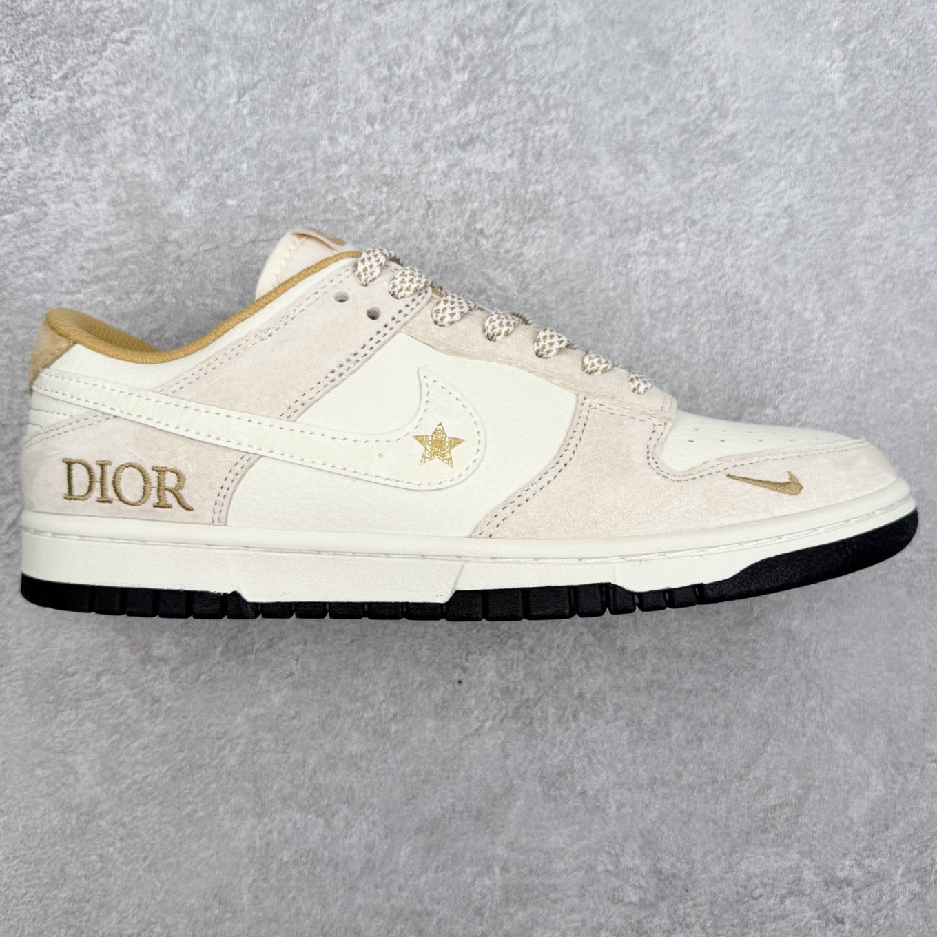 ＃纯原福利 NK Dunk Low 定制配色 大厂出品 极力推荐 原装头层材料 独家版型蒸餾加工帶來的是更好的视觉和脚感体验大厂纯原品质出货 清洁度 电绣工艺 皮料切割干净无任何毛边 细节完美 尺码：36 36.5 37.5 38 38.5 39 40 40.5 41 42 42.5 43 44 44.5 45-选品中心