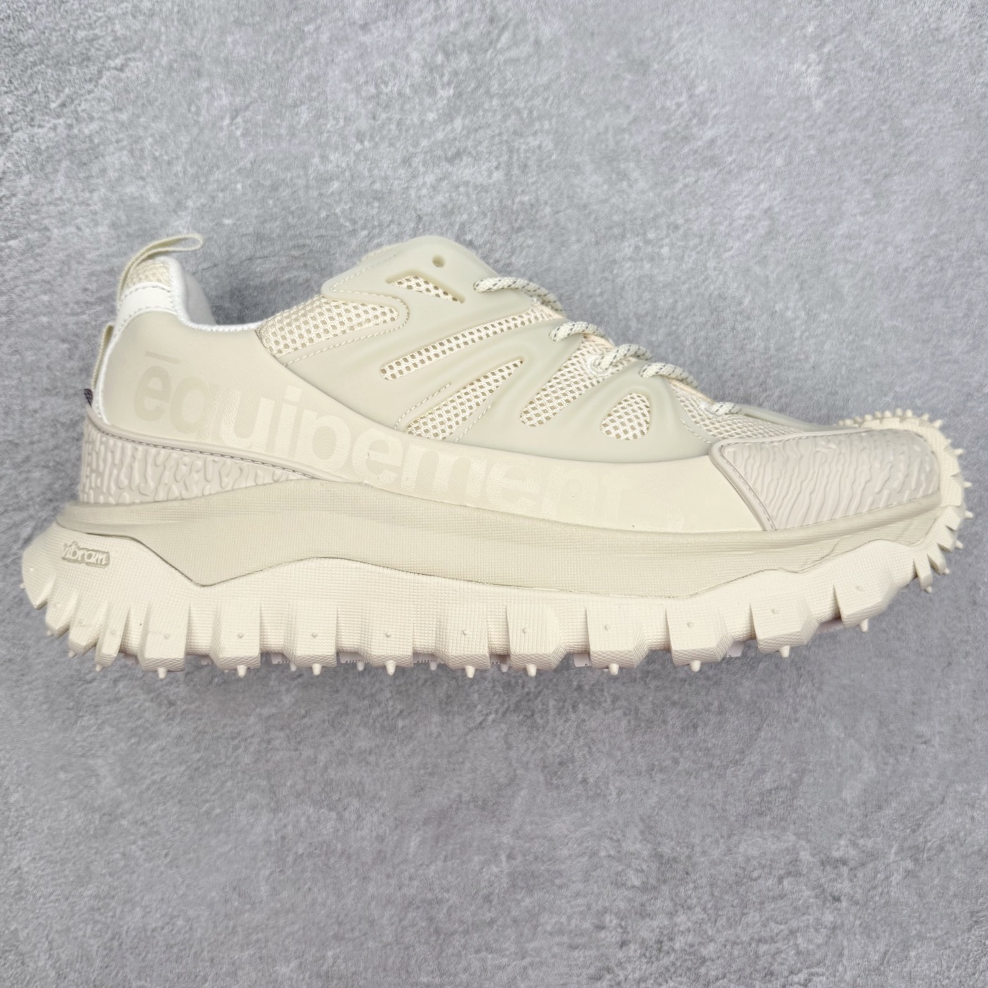 Moncler Trailgrip Gore-Tex 蒙口越野旅行系列低帮厚底轻量户外登山运动鞋 盟可睐MONCLER TRAILGRIP 鞋履新季系列 前卫设计碰撞实用科技 轻盈面料无惧炎热夏季 Trailgrip运动鞋作为盟可睐Moncler的秋冬新作横空出世 融蕴品牌山地基因 运用科技前沿技术 征服野外复杂地形 醒目的胎纹设计搭配弧形橡胶鞋头 确保经久耐穿 为山野探险与都市畅游提供高效防护 Trailgrip 2023春夏系列将在既有的实用性基础之上 推出全新配色 并采用更轻材质 尺码：35 36 37 38 39 40 41 42 43 44 45 46-选品中心