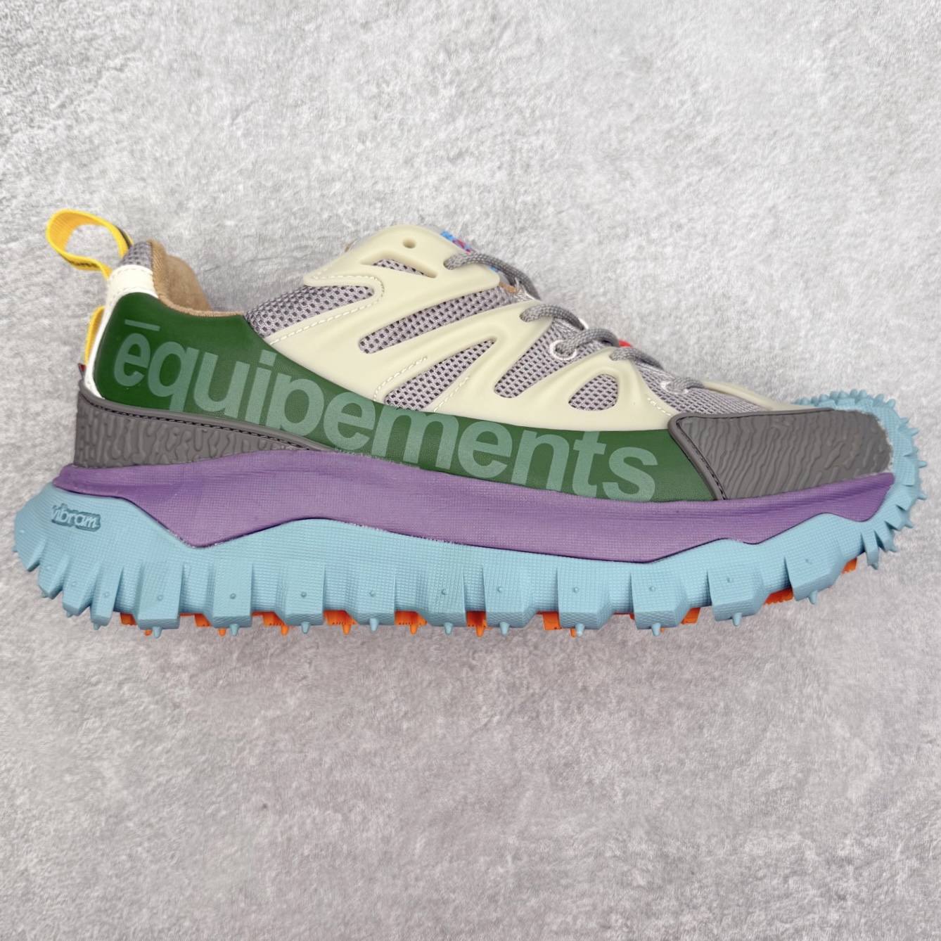 Moncler Trailgrip Gore-Tex 蒙口越野旅行系列低帮厚底轻量户外登山运动鞋 盟可睐MONCLER TRAILGRIP 鞋履新季系列 前卫设计碰撞实用科技 轻盈面料无惧炎热夏季 Trailgrip运动鞋作为盟可睐Moncler的秋冬新作横空出世 融蕴品牌山地基因 运用科技前沿技术 征服野外复杂地形 醒目的胎纹设计搭配弧形橡胶鞋头 确保经久耐穿 为山野探险与都市畅游提供高效防护 Trailgrip 2023春夏系列将在既有的实用性基础之上 推出全新配色 并采用更轻材质 尺码：35 36 37 38 39 40 41 42 43 44 45 46-选品中心