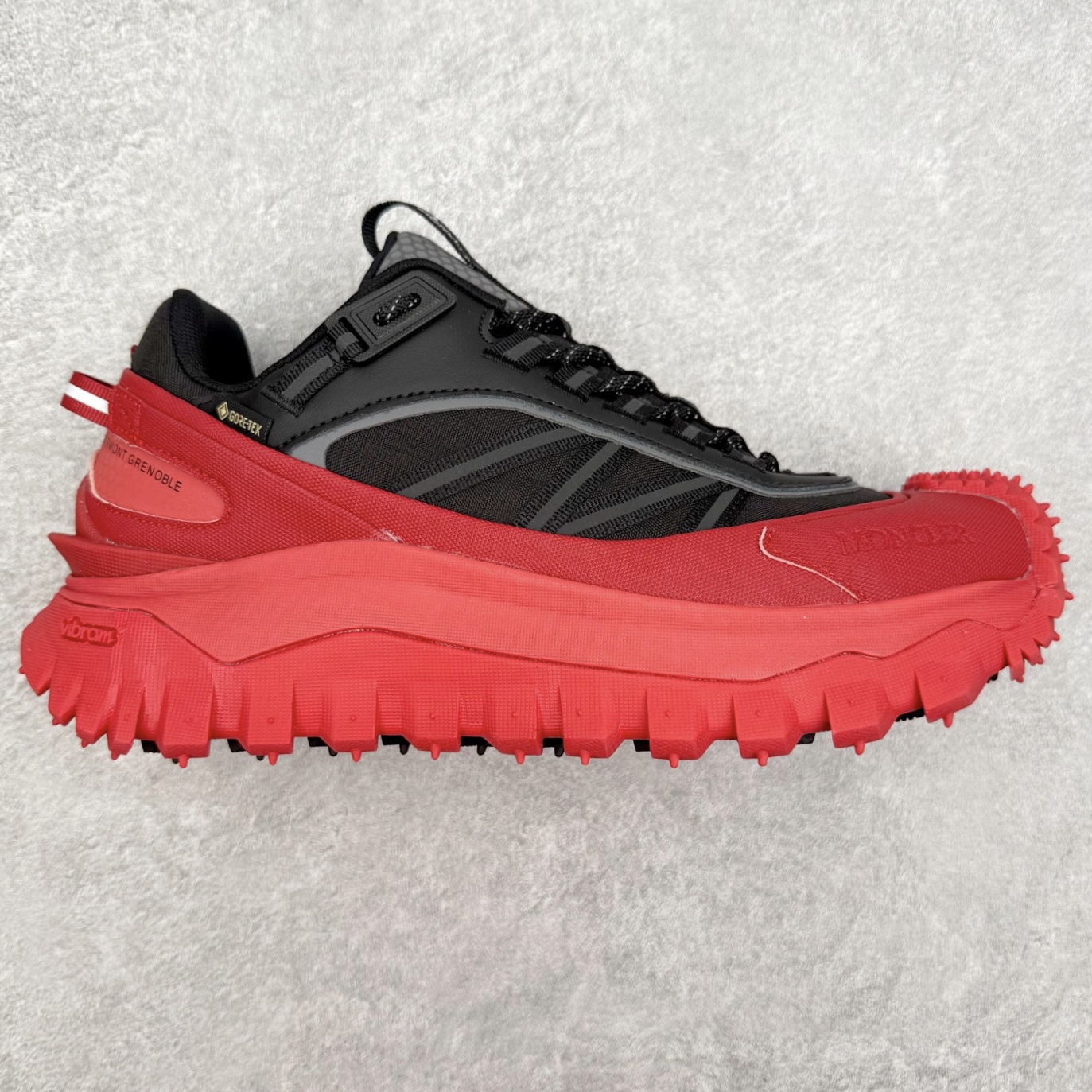 Moncler Trailgrip Gore-Tex 蒙口越野旅行系列低帮厚底轻量户外登山运动鞋 盟可睐MONCLER TRAILGRIP 鞋履新季系列 前卫设计碰撞实用科技 轻盈面料无惧炎热夏季 Trailgrip运动鞋作为盟可睐Moncler的秋冬新作横空出世 融蕴品牌山地基因 运用科技前沿技术 征服野外复杂地形 醒目的胎纹设计搭配弧形橡胶鞋头 确保经久耐穿 为山野探险与都市畅游提供高效防护 Trailgrip 2023春夏系列将在既有的实用性基础之上 推出全新配色 并采用更轻材质 尺码：35 36 37 38 39 40 41 42 43 44 45 46-选品中心