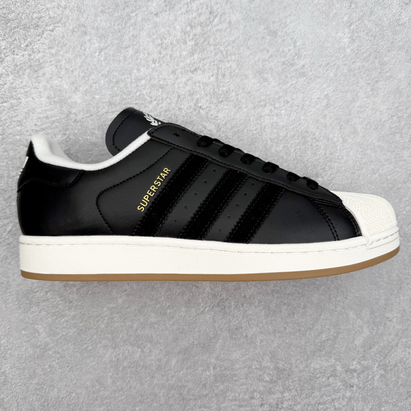 AD Originals Superstar 经典复古贝壳头板鞋 JQ3214 诞生于1969年 是第一双将全皮面鞋 身与橡胶鞋头结合在一起的低帮篮球鞋 Superstar最开始 是作为高帮篮球鞋Pro Model的低帮版本而出现的 但因为其独特和醒目的橡胶鞋头造型而让大家熟知 被大家形象地称为\\\