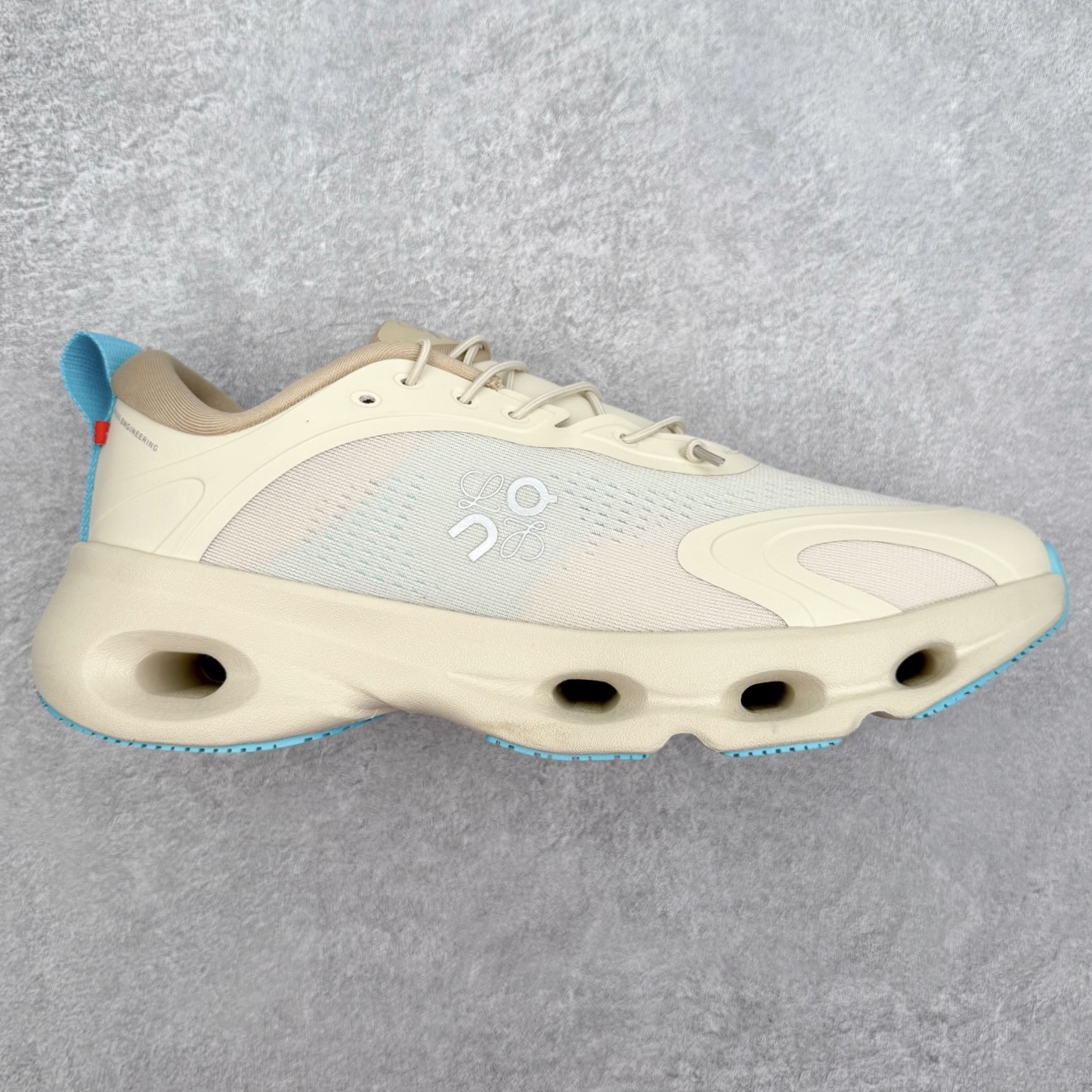 LOEWE x On昂跑Cloudsolo 罗意威联名款圆头抽绳低帮生活休闲鞋 此运动品牌 开创于2010年 缓震着陆、强效回弹、轻柔质感的设计构思始终是ON研制关键 与此同时基于“为全球提供革新性的跑步感受”信念 陆续推出了多款跑鞋及其以专业运动人体跑步工程学为设计关键的功能性跑步服饰设备 让跑者不费力气地畅快畅跑 尺码：36 36.5 37.5 38 38.5 39 40 40.5 41 42 42.5 43 44 44.5 45-选品中心