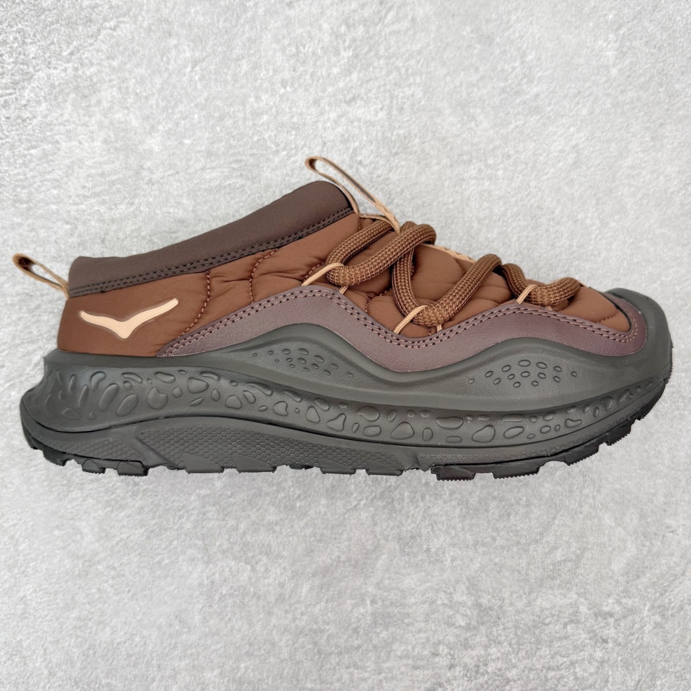 HOKA ONE ONE Ora Primo 舒适防滑低帮生活休闲鞋 虽然是以一脚蹬作为设计理念 但完全不会出现不跟脚的情况 可以看到带有一部分后跟 做到不束缚同时可以有效防止掉跟 厚度可观的鞋垫上带有凸起的纹理 上脚不会有异物感并防止打滑 鞋底搭载滚动平衡技术 为玩家提供缓震支持与舒适脚感 尺码：36 36.5 37.5 38 38.5 39 40 40.5 41 42 42.5 43 44 44.5 45 46 47-选品中心