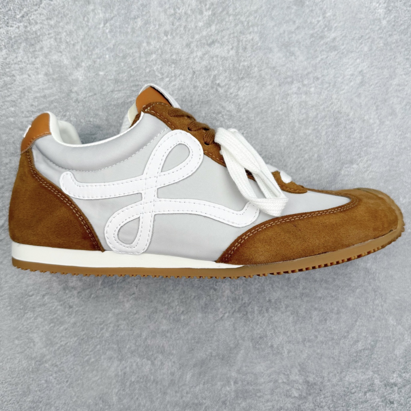 罗意威Loewe Ballet Runner 2.0 Sneakers 芭蕾舞2.0系列阿甘复古风德训薄底百搭休闲运动鞋 市面最高性价比 实体平台跑量 主打推荐好货 采用反绒牛皮革拼接头层皮饰片鞋面材质鞋身原装高密度防刮尼龙面料,极好柔软效果双层乳胶缓震鞋垫外部搭配轻量EVA缓震组合橡胶防滑片装外底不对称鞋头设计、袜状内部结构，轻盈橡胶外底延伸至鞋头 20 毫米鞋跟，附白色和同色系鞋带侧面饰有 L 徽标，鞋舌饰有压纹 Anagram 后跟标签饰有注塑橡胶 LOEWE 标志升级原楦型开发纸版全手工拉帮工艺成型 尺码：35 36 37 38 39 40 41 42 43 44 45-选品中心