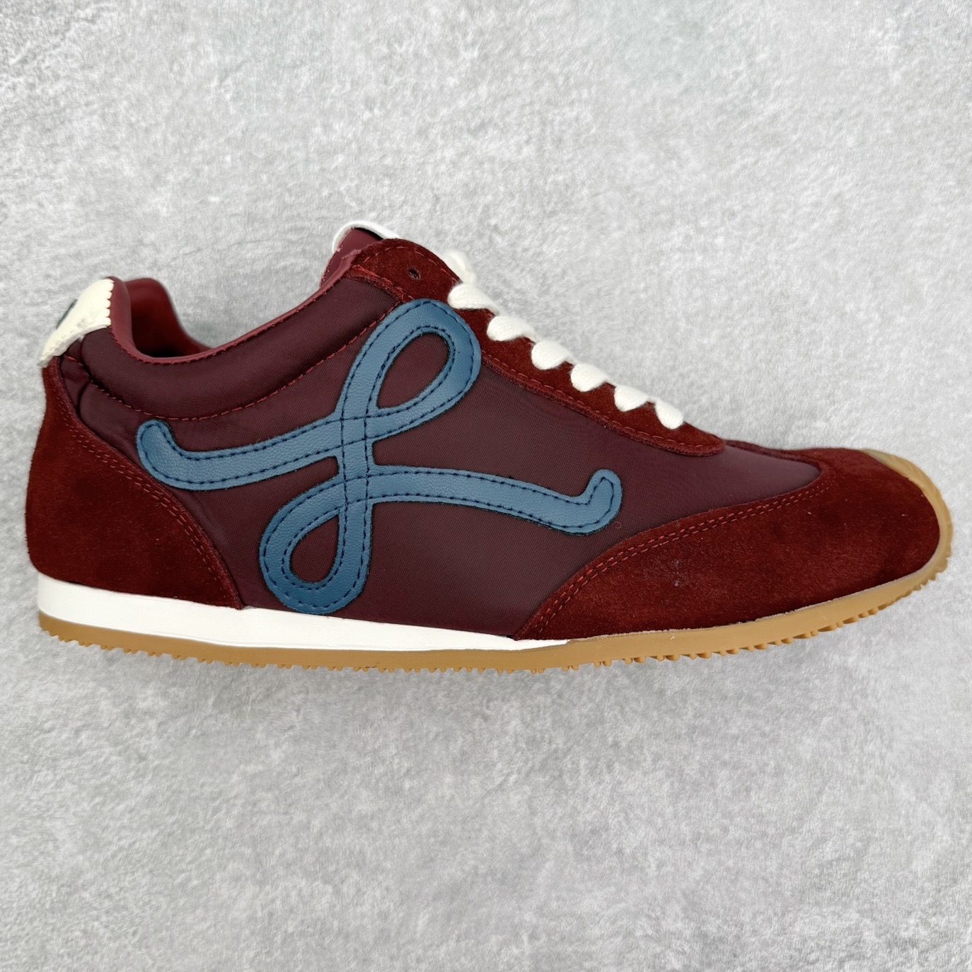 罗意威Loewe Ballet Runner 2.0 Sneakers 芭蕾舞2.0系列阿甘复古风德训薄底百搭休闲运动鞋 市面最高性价比 实体平台跑量 主打推荐好货 采用反绒牛皮革拼接头层皮饰片鞋面材质鞋身原装高密度防刮尼龙面料,极好柔软效果双层乳胶缓震鞋垫外部搭配轻量EVA缓震组合橡胶防滑片装外底不对称鞋头设计、袜状内部结构，轻盈橡胶外底延伸至鞋头 20 毫米鞋跟，附白色和同色系鞋带侧面饰有 L 徽标，鞋舌饰有压纹 Anagram 后跟标签饰有注塑橡胶 LOEWE 标志升级原楦型开发纸版全手工拉帮工艺成型 尺码：35 36 37 38 39 40 41 42 43 44 45-选品中心