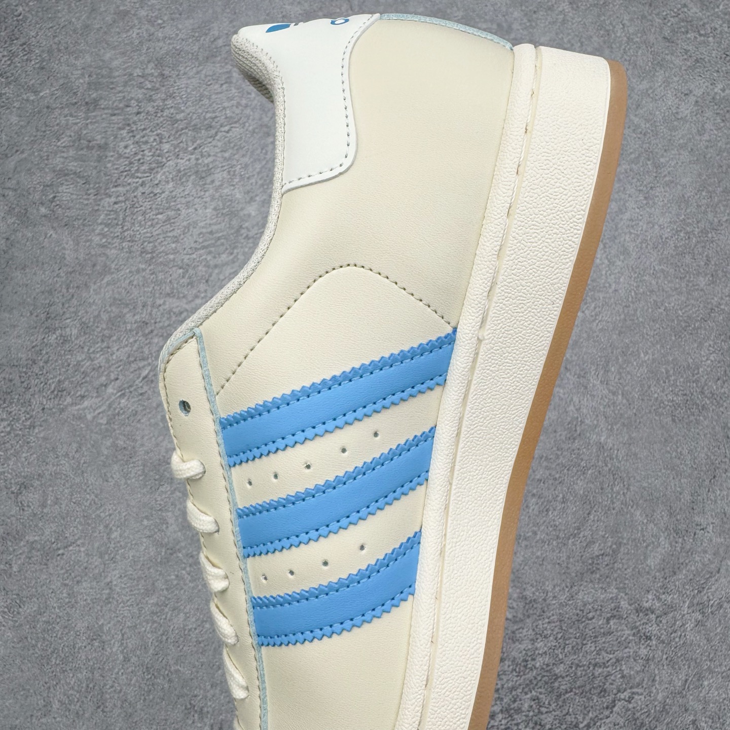 图片[7]-＃XP纯原套现福利 AD Originals Superstar 经典复古贝壳头板鞋 JQ1256 诞生于1969年 是第一双将全皮面鞋 身与橡胶鞋头结合在一起的低帮篮球鞋 Superstar最开始 是作为高帮篮球鞋Pro Model的低帮版本而出现的 但因为其独特和醒目的橡胶鞋头造型而让大家熟知 被大家形象地称为\\\”shelltoe\\\”贝壳头 在70年代的美国职业篮球场上 接近3/4的NBA球员都将这双Superstar作为场上用鞋 80年代之后 经过不断的改良和发展 Superstar逐渐成为横跨时装、音乐、街头文化、休闲和运动等各大领域的时尚潮鞋 尺码：36 36.5 37 38 38.5 39 40 40.5 41 42 42.5 43 44 44.5 45-选品中心