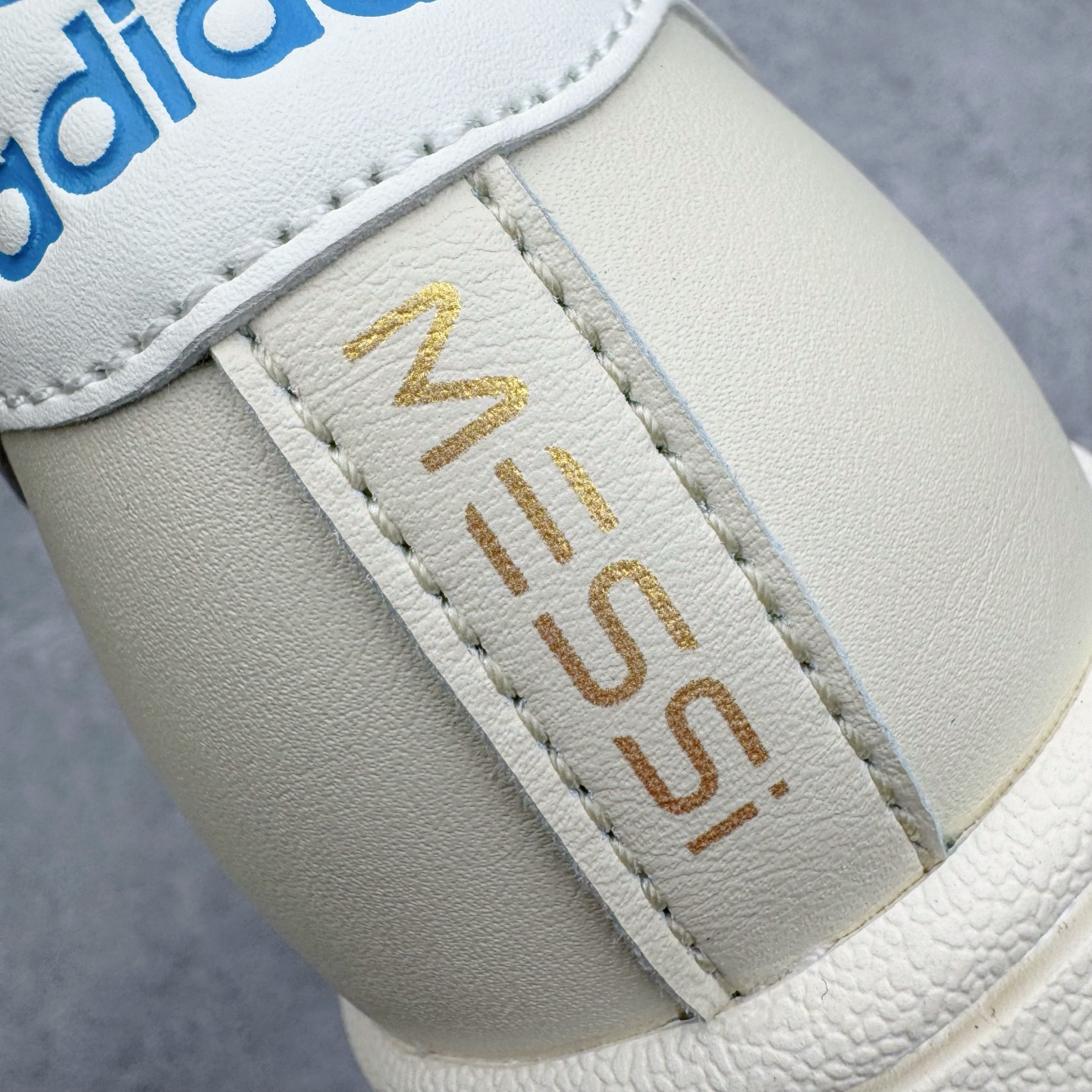 图片[14]-＃XP纯原套现福利 AD Originals Superstar 经典复古贝壳头板鞋 JQ1256 诞生于1969年 是第一双将全皮面鞋 身与橡胶鞋头结合在一起的低帮篮球鞋 Superstar最开始 是作为高帮篮球鞋Pro Model的低帮版本而出现的 但因为其独特和醒目的橡胶鞋头造型而让大家熟知 被大家形象地称为\\\”shelltoe\\\”贝壳头 在70年代的美国职业篮球场上 接近3/4的NBA球员都将这双Superstar作为场上用鞋 80年代之后 经过不断的改良和发展 Superstar逐渐成为横跨时装、音乐、街头文化、休闲和运动等各大领域的时尚潮鞋 尺码：36 36.5 37 38 38.5 39 40 40.5 41 42 42.5 43 44 44.5 45-选品中心