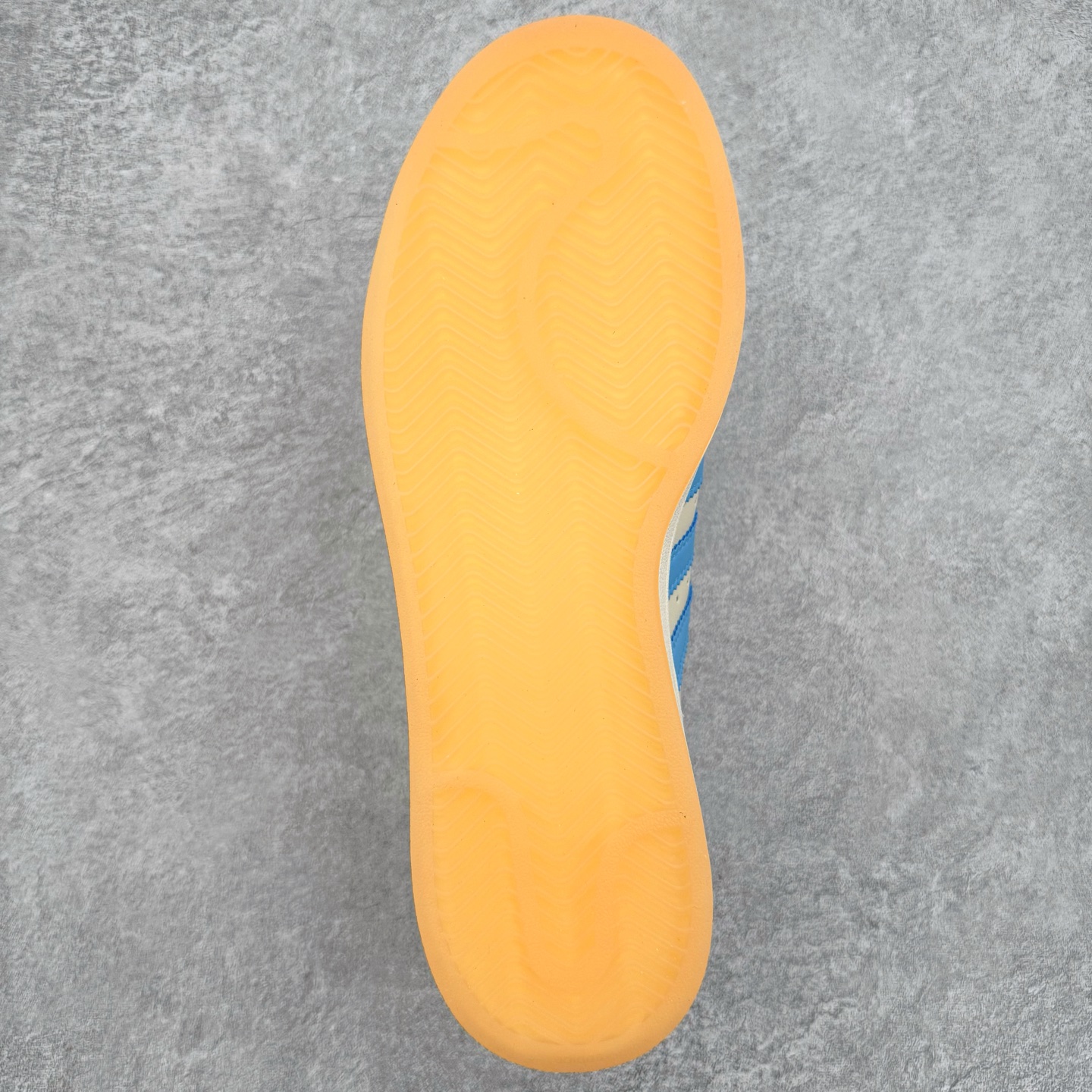 图片[9]-＃XP纯原套现福利 AD Originals Superstar 经典复古贝壳头板鞋 JQ1256 诞生于1969年 是第一双将全皮面鞋 身与橡胶鞋头结合在一起的低帮篮球鞋 Superstar最开始 是作为高帮篮球鞋Pro Model的低帮版本而出现的 但因为其独特和醒目的橡胶鞋头造型而让大家熟知 被大家形象地称为\\\”shelltoe\\\”贝壳头 在70年代的美国职业篮球场上 接近3/4的NBA球员都将这双Superstar作为场上用鞋 80年代之后 经过不断的改良和发展 Superstar逐渐成为横跨时装、音乐、街头文化、休闲和运动等各大领域的时尚潮鞋 尺码：36 36.5 37 38 38.5 39 40 40.5 41 42 42.5 43 44 44.5 45-选品中心