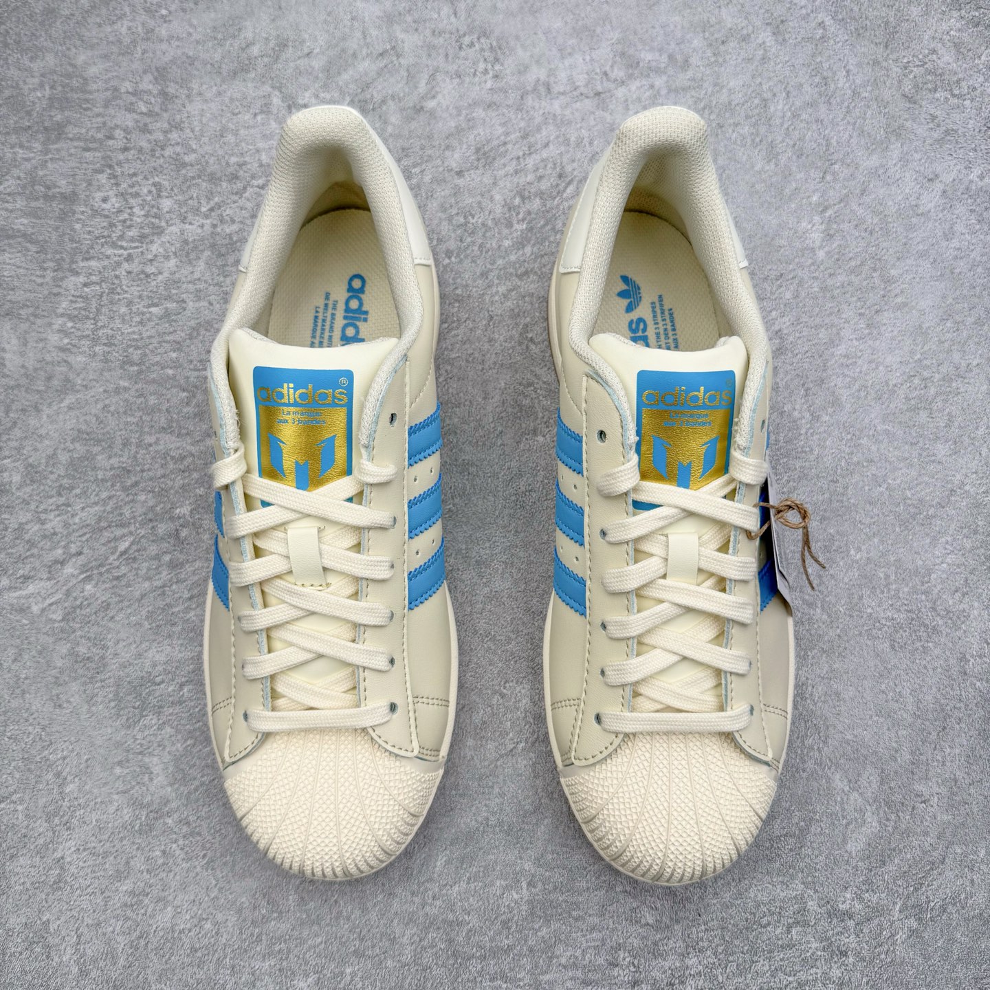 图片[2]-＃XP纯原套现福利 AD Originals Superstar 经典复古贝壳头板鞋 JQ1256 诞生于1969年 是第一双将全皮面鞋 身与橡胶鞋头结合在一起的低帮篮球鞋 Superstar最开始 是作为高帮篮球鞋Pro Model的低帮版本而出现的 但因为其独特和醒目的橡胶鞋头造型而让大家熟知 被大家形象地称为\\\”shelltoe\\\”贝壳头 在70年代的美国职业篮球场上 接近3/4的NBA球员都将这双Superstar作为场上用鞋 80年代之后 经过不断的改良和发展 Superstar逐渐成为横跨时装、音乐、街头文化、休闲和运动等各大领域的时尚潮鞋 尺码：36 36.5 37 38 38.5 39 40 40.5 41 42 42.5 43 44 44.5 45-选品中心