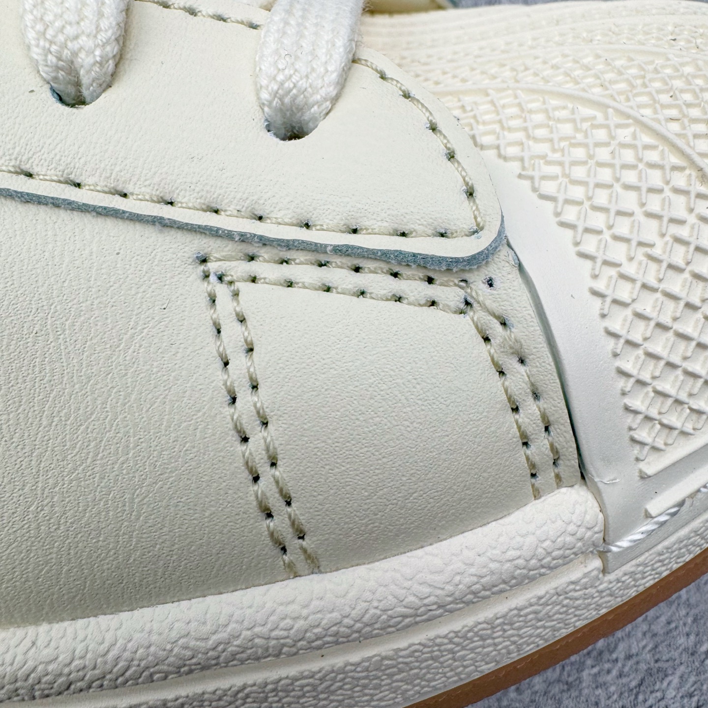 图片[18]-＃XP纯原套现福利 AD Originals Superstar 经典复古贝壳头板鞋 JQ1256 诞生于1969年 是第一双将全皮面鞋 身与橡胶鞋头结合在一起的低帮篮球鞋 Superstar最开始 是作为高帮篮球鞋Pro Model的低帮版本而出现的 但因为其独特和醒目的橡胶鞋头造型而让大家熟知 被大家形象地称为\\\”shelltoe\\\”贝壳头 在70年代的美国职业篮球场上 接近3/4的NBA球员都将这双Superstar作为场上用鞋 80年代之后 经过不断的改良和发展 Superstar逐渐成为横跨时装、音乐、街头文化、休闲和运动等各大领域的时尚潮鞋 尺码：36 36.5 37 38 38.5 39 40 40.5 41 42 42.5 43 44 44.5 45-选品中心