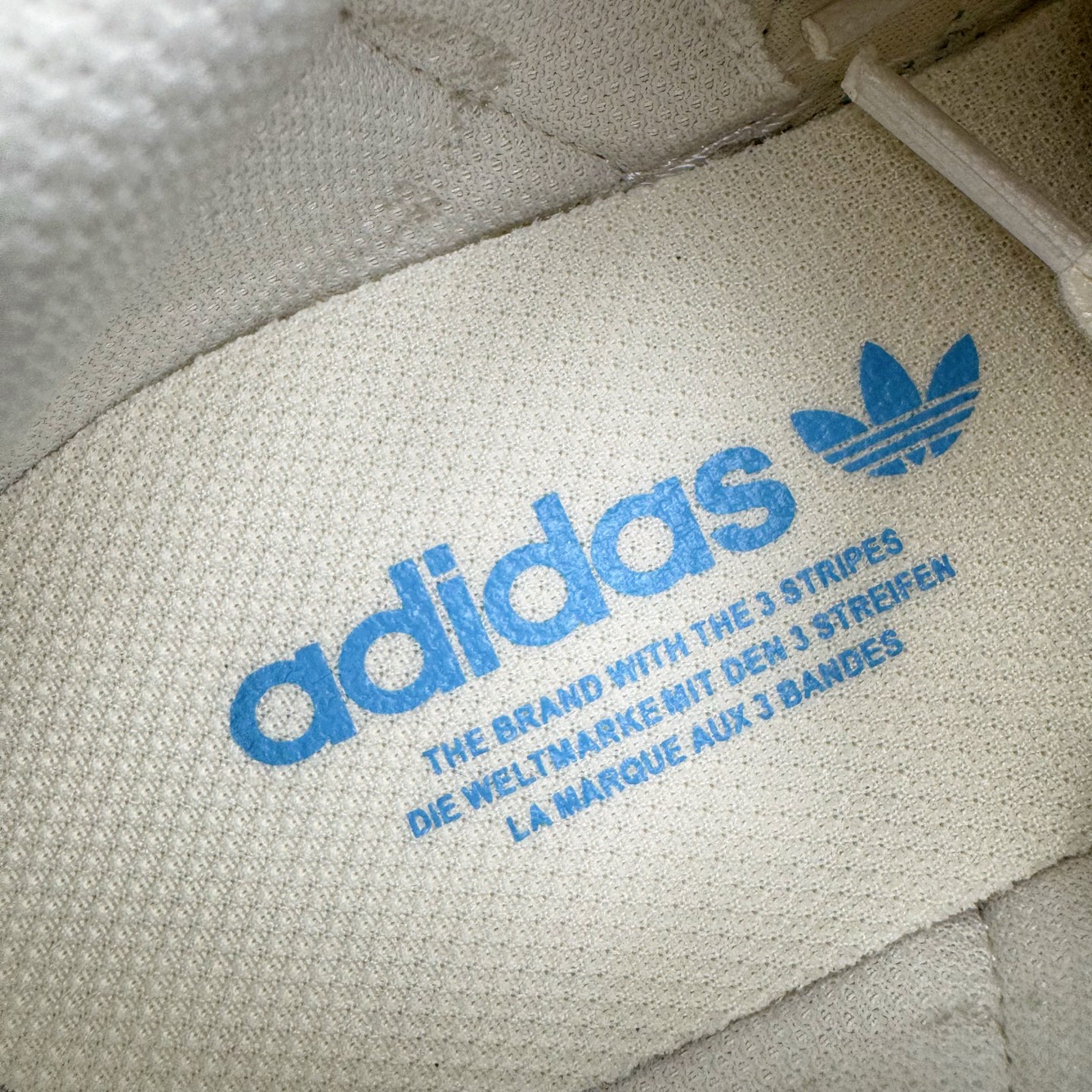 图片[13]-＃XP纯原套现福利 AD Originals Superstar 经典复古贝壳头板鞋 JQ1256 诞生于1969年 是第一双将全皮面鞋 身与橡胶鞋头结合在一起的低帮篮球鞋 Superstar最开始 是作为高帮篮球鞋Pro Model的低帮版本而出现的 但因为其独特和醒目的橡胶鞋头造型而让大家熟知 被大家形象地称为\\\”shelltoe\\\”贝壳头 在70年代的美国职业篮球场上 接近3/4的NBA球员都将这双Superstar作为场上用鞋 80年代之后 经过不断的改良和发展 Superstar逐渐成为横跨时装、音乐、街头文化、休闲和运动等各大领域的时尚潮鞋 尺码：36 36.5 37 38 38.5 39 40 40.5 41 42 42.5 43 44 44.5 45-选品中心