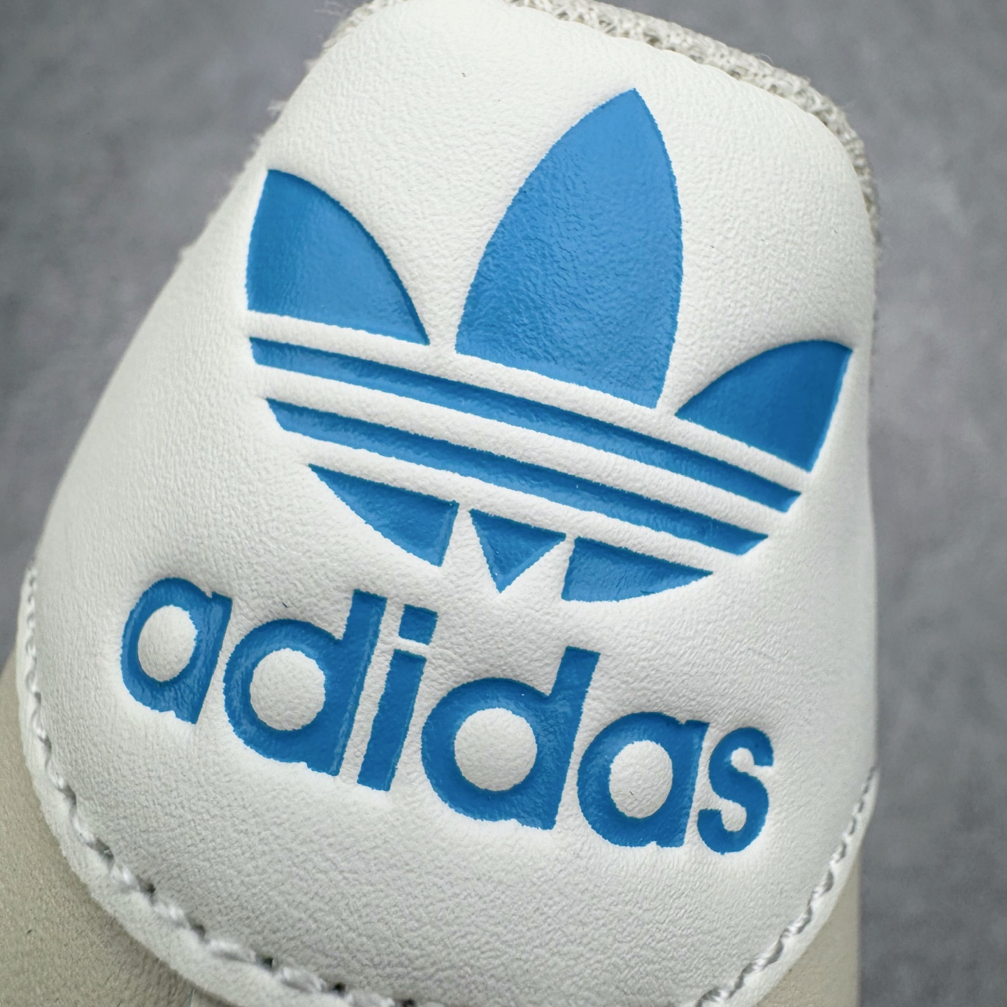 图片[15]-＃XP纯原套现福利 AD Originals Superstar 经典复古贝壳头板鞋 JQ1256 诞生于1969年 是第一双将全皮面鞋 身与橡胶鞋头结合在一起的低帮篮球鞋 Superstar最开始 是作为高帮篮球鞋Pro Model的低帮版本而出现的 但因为其独特和醒目的橡胶鞋头造型而让大家熟知 被大家形象地称为\\\”shelltoe\\\”贝壳头 在70年代的美国职业篮球场上 接近3/4的NBA球员都将这双Superstar作为场上用鞋 80年代之后 经过不断的改良和发展 Superstar逐渐成为横跨时装、音乐、街头文化、休闲和运动等各大领域的时尚潮鞋 尺码：36 36.5 37 38 38.5 39 40 40.5 41 42 42.5 43 44 44.5 45-选品中心