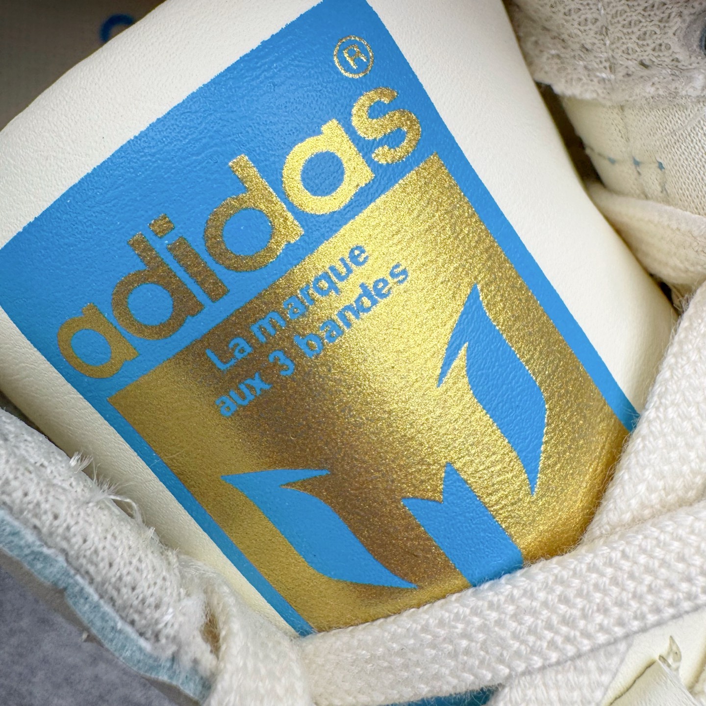 图片[12]-＃XP纯原套现福利 AD Originals Superstar 经典复古贝壳头板鞋 JQ1256 诞生于1969年 是第一双将全皮面鞋 身与橡胶鞋头结合在一起的低帮篮球鞋 Superstar最开始 是作为高帮篮球鞋Pro Model的低帮版本而出现的 但因为其独特和醒目的橡胶鞋头造型而让大家熟知 被大家形象地称为\\\”shelltoe\\\”贝壳头 在70年代的美国职业篮球场上 接近3/4的NBA球员都将这双Superstar作为场上用鞋 80年代之后 经过不断的改良和发展 Superstar逐渐成为横跨时装、音乐、街头文化、休闲和运动等各大领域的时尚潮鞋 尺码：36 36.5 37 38 38.5 39 40 40.5 41 42 42.5 43 44 44.5 45-选品中心