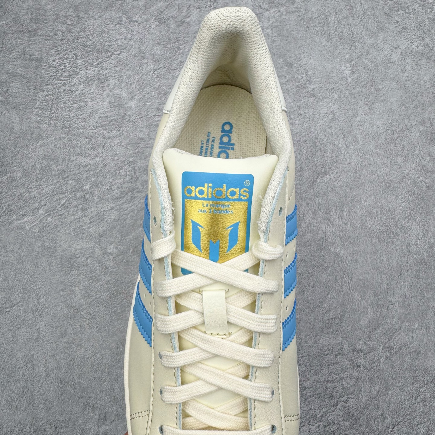 图片[5]-＃XP纯原套现福利 AD Originals Superstar 经典复古贝壳头板鞋 JQ1256 诞生于1969年 是第一双将全皮面鞋 身与橡胶鞋头结合在一起的低帮篮球鞋 Superstar最开始 是作为高帮篮球鞋Pro Model的低帮版本而出现的 但因为其独特和醒目的橡胶鞋头造型而让大家熟知 被大家形象地称为\\\”shelltoe\\\”贝壳头 在70年代的美国职业篮球场上 接近3/4的NBA球员都将这双Superstar作为场上用鞋 80年代之后 经过不断的改良和发展 Superstar逐渐成为横跨时装、音乐、街头文化、休闲和运动等各大领域的时尚潮鞋 尺码：36 36.5 37 38 38.5 39 40 40.5 41 42 42.5 43 44 44.5 45-选品中心