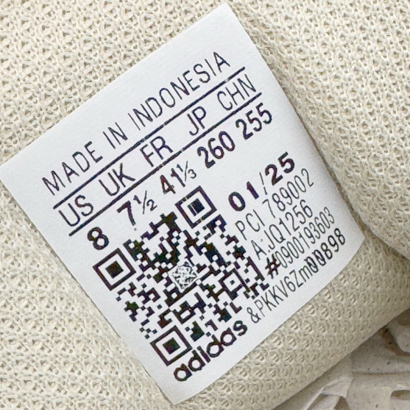 图片[11]-＃XP纯原套现福利 AD Originals Superstar 经典复古贝壳头板鞋 JQ1256 诞生于1969年 是第一双将全皮面鞋 身与橡胶鞋头结合在一起的低帮篮球鞋 Superstar最开始 是作为高帮篮球鞋Pro Model的低帮版本而出现的 但因为其独特和醒目的橡胶鞋头造型而让大家熟知 被大家形象地称为\\\”shelltoe\\\”贝壳头 在70年代的美国职业篮球场上 接近3/4的NBA球员都将这双Superstar作为场上用鞋 80年代之后 经过不断的改良和发展 Superstar逐渐成为横跨时装、音乐、街头文化、休闲和运动等各大领域的时尚潮鞋 尺码：36 36.5 37 38 38.5 39 40 40.5 41 42 42.5 43 44 44.5 45-选品中心