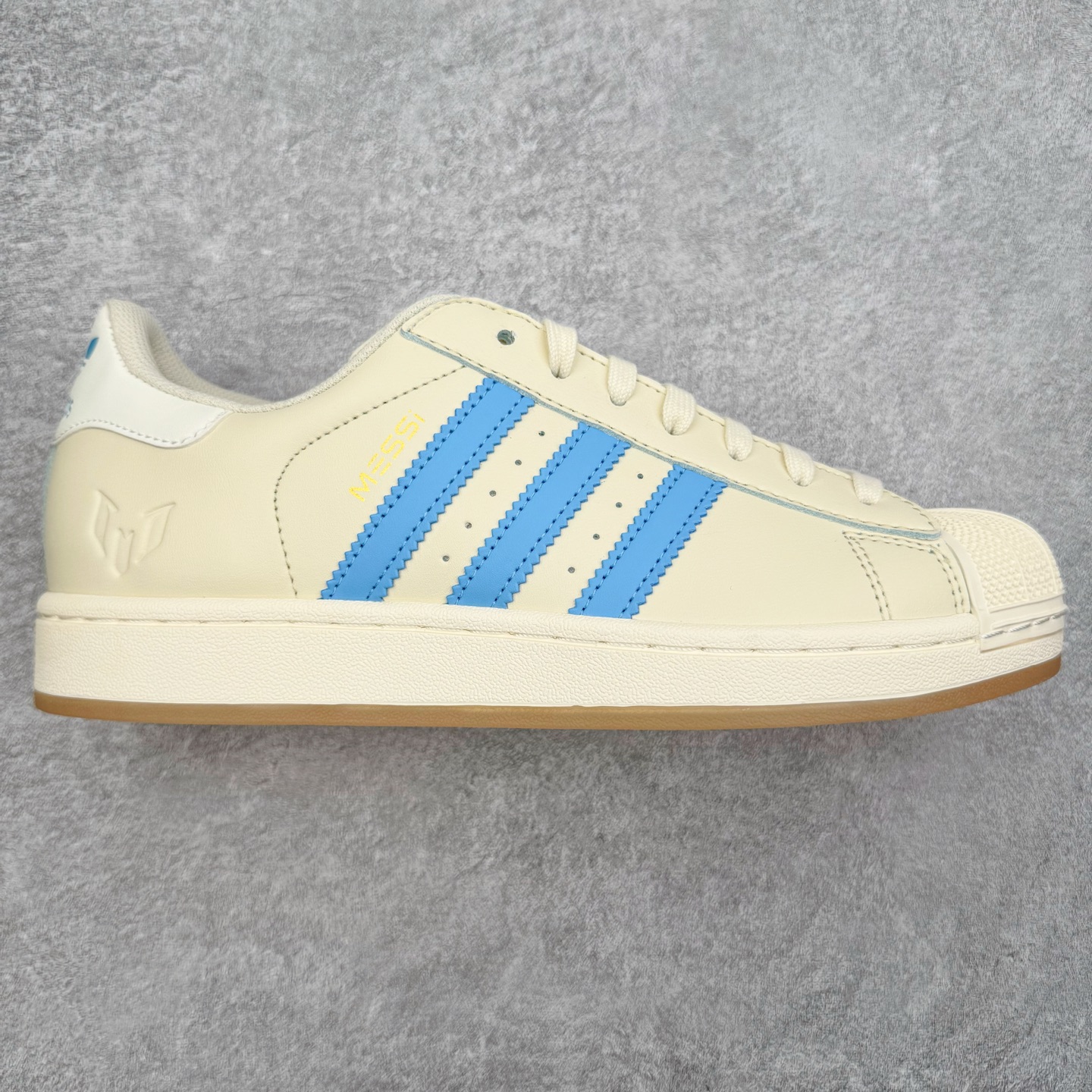 ＃XP纯原套现福利 AD Originals Superstar 经典复古贝壳头板鞋 JQ1256 诞生于1969年 是第一双将全皮面鞋 身与橡胶鞋头结合在一起的低帮篮球鞋 Superstar最开始 是作为高帮篮球鞋Pro Model的低帮版本而出现的 但因为其独特和醒目的橡胶鞋头造型而让大家熟知 被大家形象地称为\\\