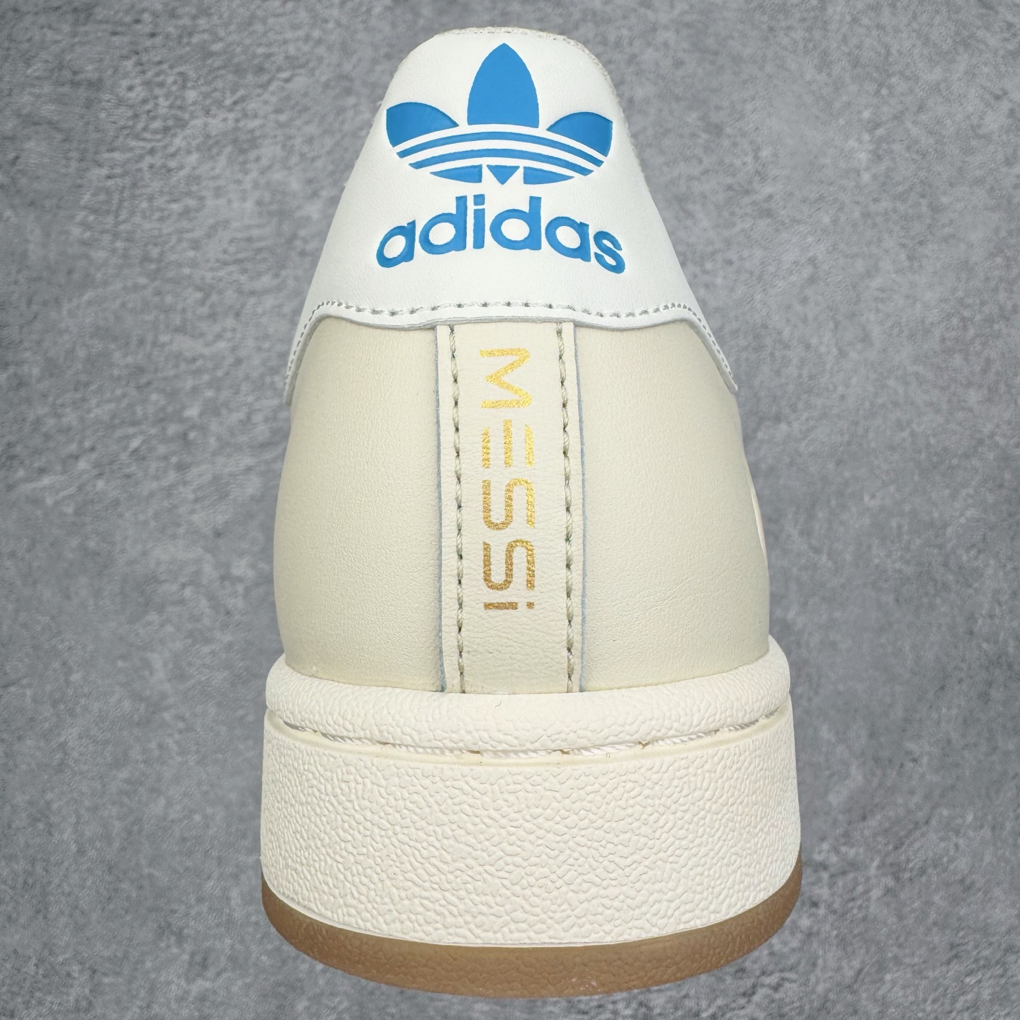 图片[8]-＃XP纯原套现福利 AD Originals Superstar 经典复古贝壳头板鞋 JQ1256 诞生于1969年 是第一双将全皮面鞋 身与橡胶鞋头结合在一起的低帮篮球鞋 Superstar最开始 是作为高帮篮球鞋Pro Model的低帮版本而出现的 但因为其独特和醒目的橡胶鞋头造型而让大家熟知 被大家形象地称为\\\”shelltoe\\\”贝壳头 在70年代的美国职业篮球场上 接近3/4的NBA球员都将这双Superstar作为场上用鞋 80年代之后 经过不断的改良和发展 Superstar逐渐成为横跨时装、音乐、街头文化、休闲和运动等各大领域的时尚潮鞋 尺码：36 36.5 37 38 38.5 39 40 40.5 41 42 42.5 43 44 44.5 45-选品中心