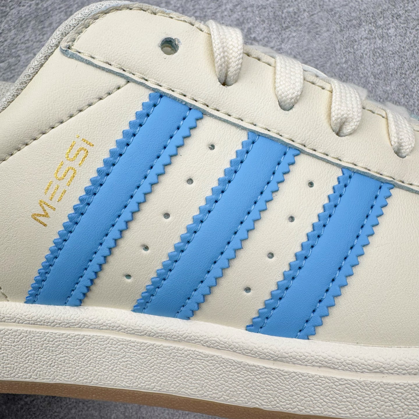 图片[17]-＃XP纯原套现福利 AD Originals Superstar 经典复古贝壳头板鞋 JQ1256 诞生于1969年 是第一双将全皮面鞋 身与橡胶鞋头结合在一起的低帮篮球鞋 Superstar最开始 是作为高帮篮球鞋Pro Model的低帮版本而出现的 但因为其独特和醒目的橡胶鞋头造型而让大家熟知 被大家形象地称为\\\”shelltoe\\\”贝壳头 在70年代的美国职业篮球场上 接近3/4的NBA球员都将这双Superstar作为场上用鞋 80年代之后 经过不断的改良和发展 Superstar逐渐成为横跨时装、音乐、街头文化、休闲和运动等各大领域的时尚潮鞋 尺码：36 36.5 37 38 38.5 39 40 40.5 41 42 42.5 43 44 44.5 45-选品中心