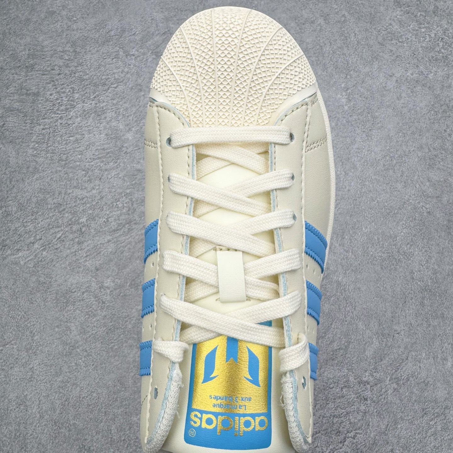 图片[4]-＃XP纯原套现福利 AD Originals Superstar 经典复古贝壳头板鞋 JQ1256 诞生于1969年 是第一双将全皮面鞋 身与橡胶鞋头结合在一起的低帮篮球鞋 Superstar最开始 是作为高帮篮球鞋Pro Model的低帮版本而出现的 但因为其独特和醒目的橡胶鞋头造型而让大家熟知 被大家形象地称为\\\”shelltoe\\\”贝壳头 在70年代的美国职业篮球场上 接近3/4的NBA球员都将这双Superstar作为场上用鞋 80年代之后 经过不断的改良和发展 Superstar逐渐成为横跨时装、音乐、街头文化、休闲和运动等各大领域的时尚潮鞋 尺码：36 36.5 37 38 38.5 39 40 40.5 41 42 42.5 43 44 44.5 45-选品中心